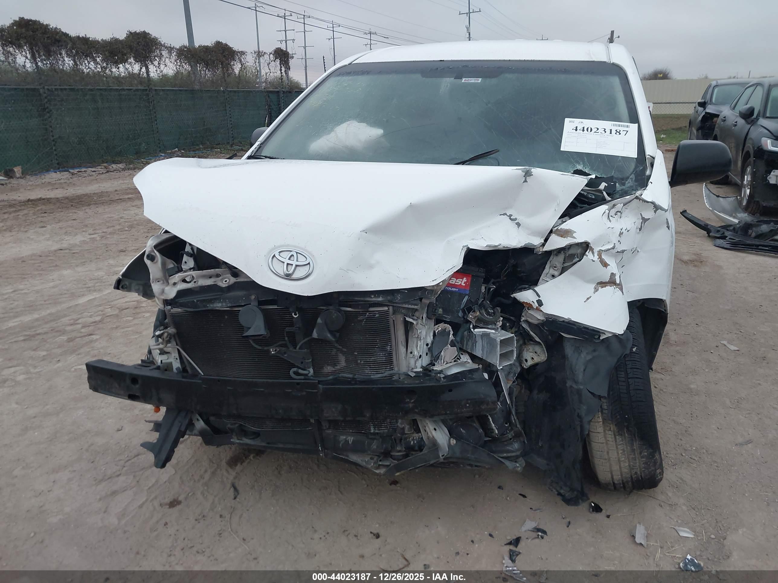 TOYOTA SIENNA image 6