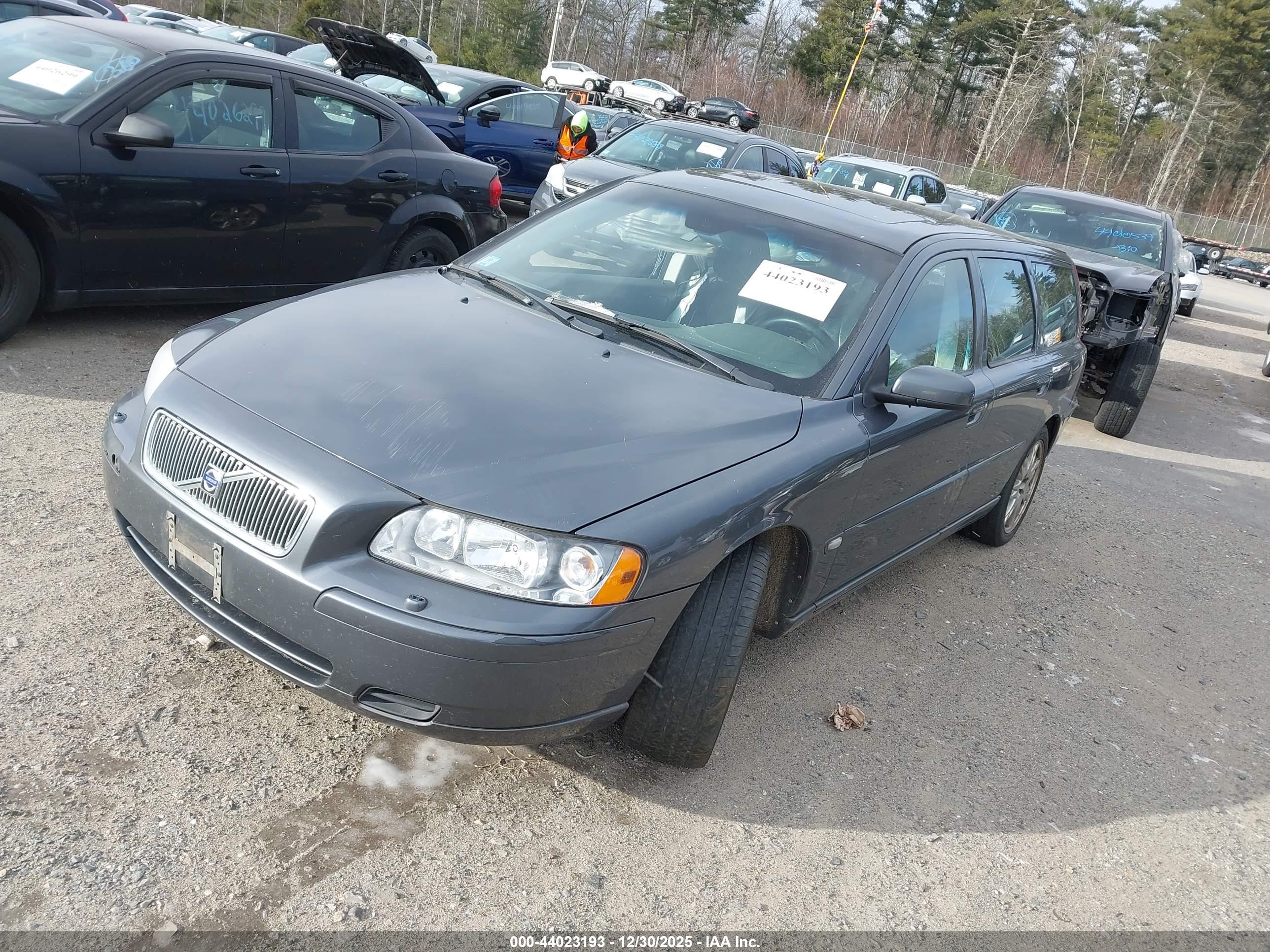 VOLVO V70 image 2