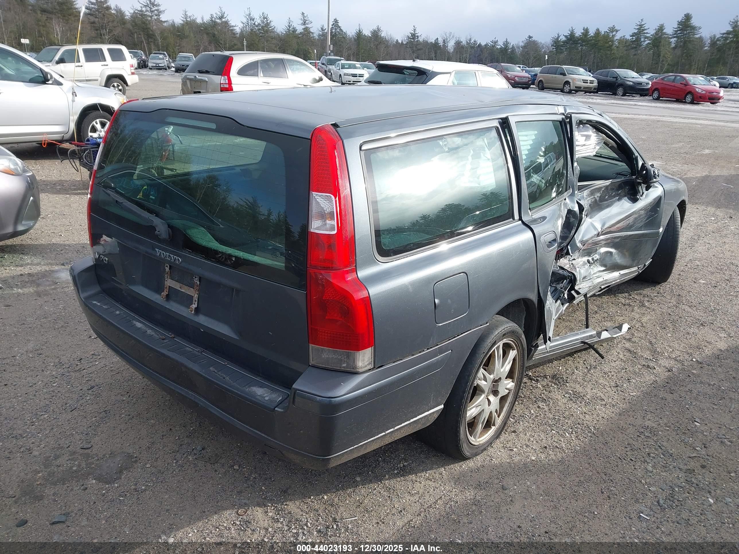 VOLVO V70 image 4