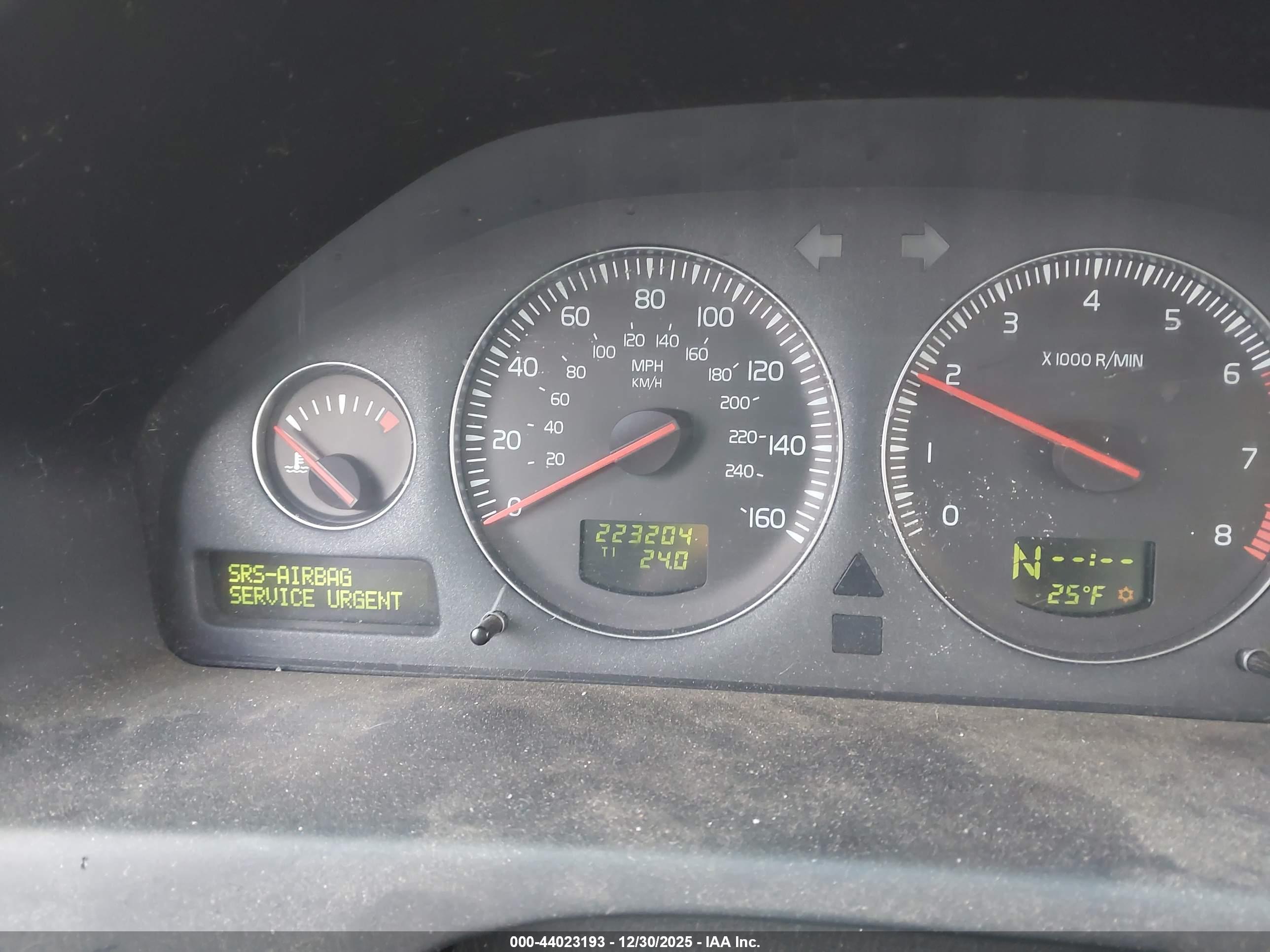 VOLVO V70 image 7