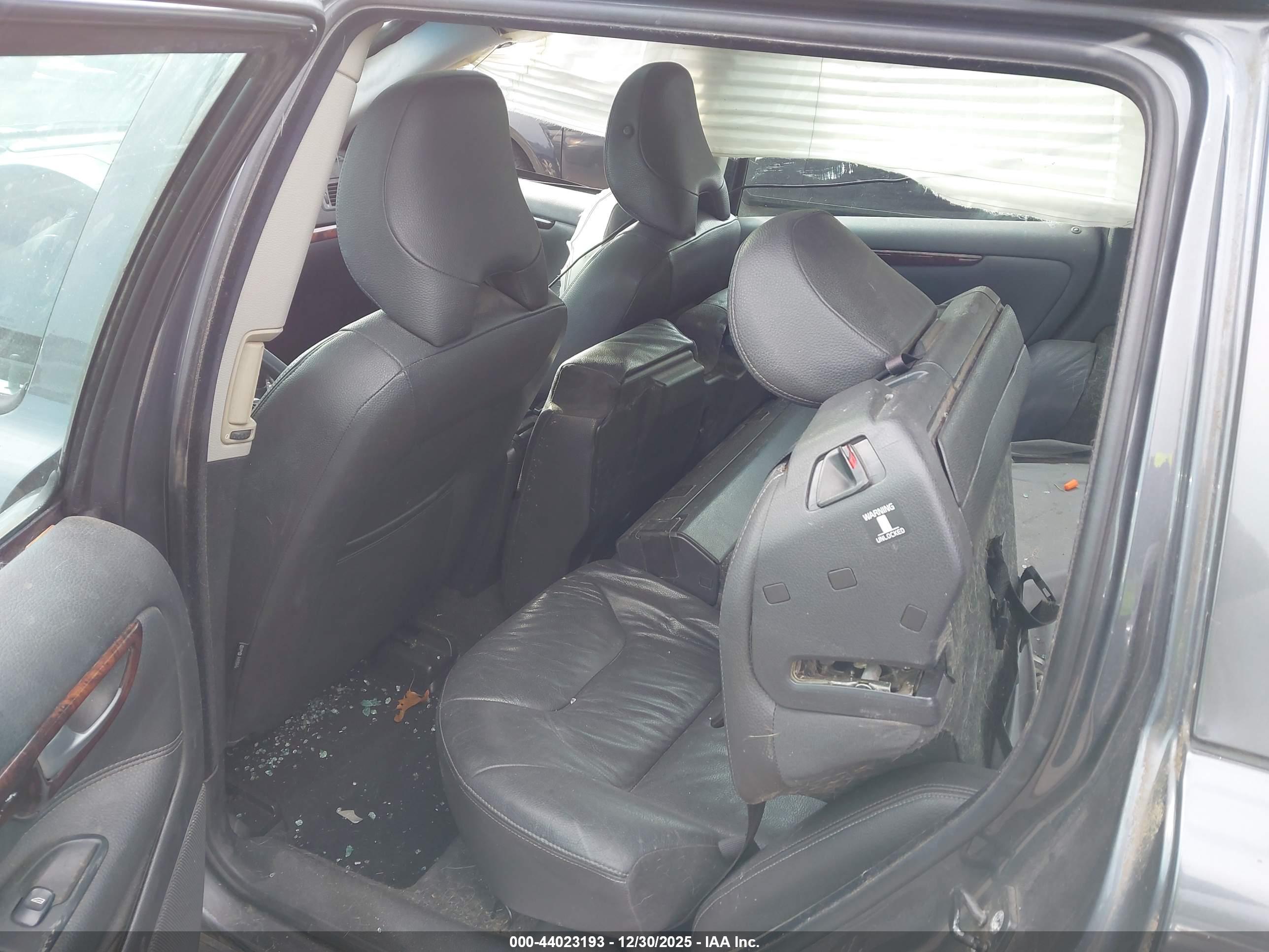 VOLVO V70 image 8