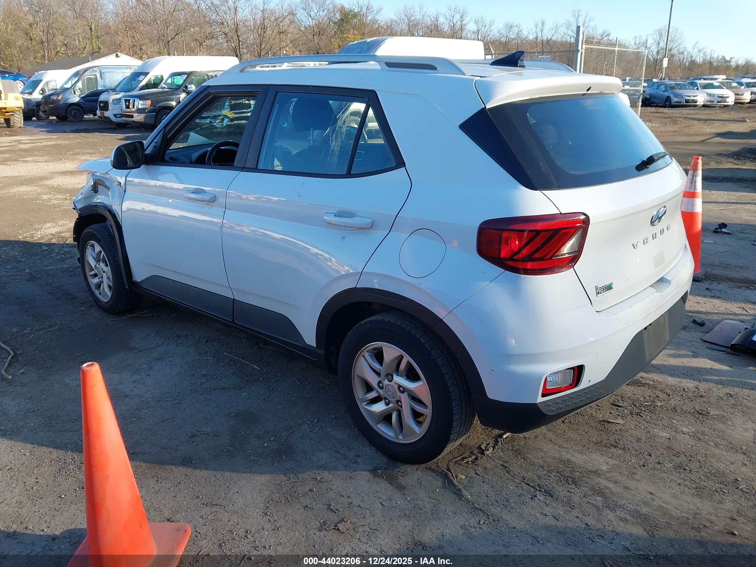 HYUNDAI VENUE image 3