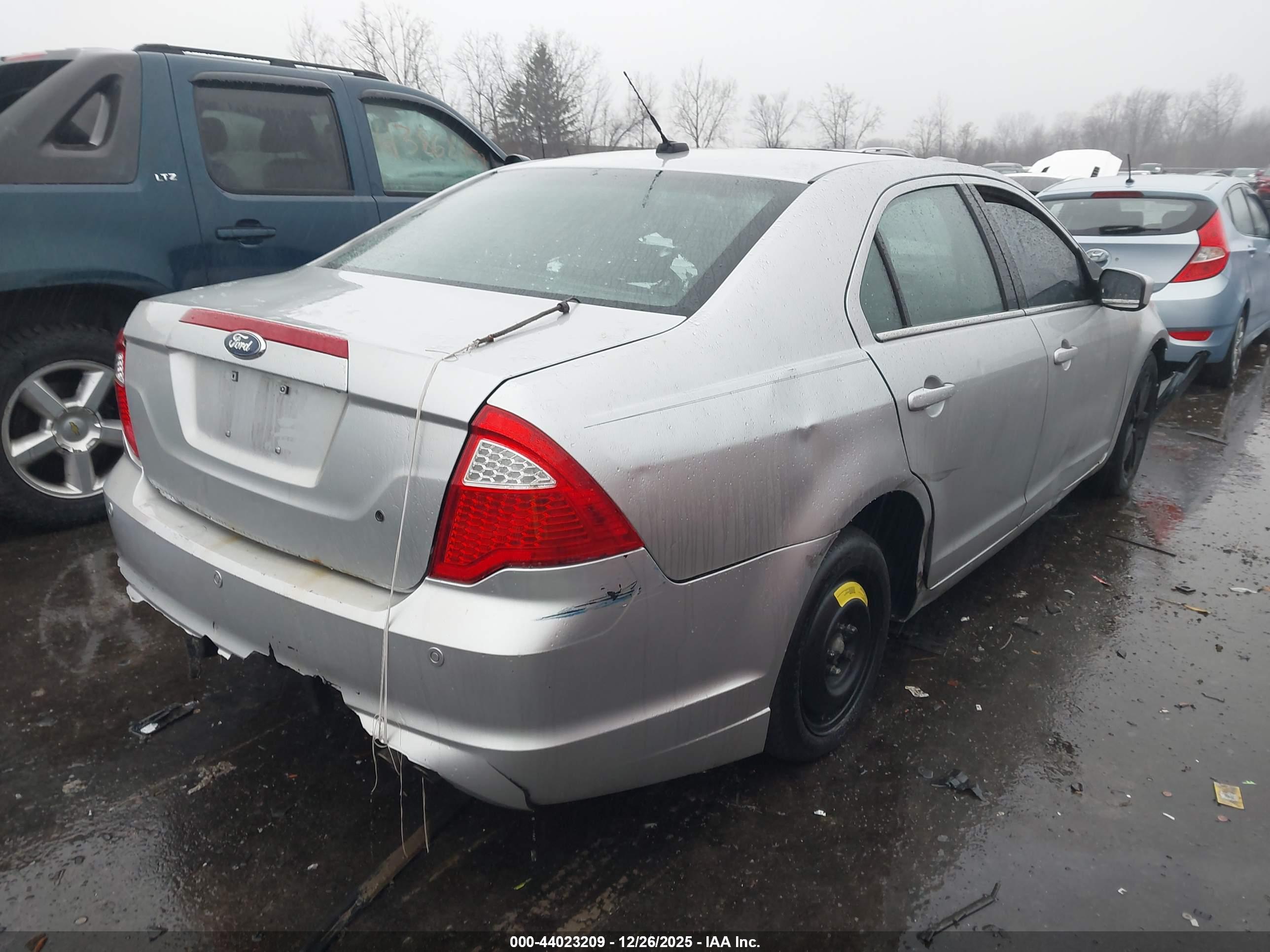 FORD FUSION image 4