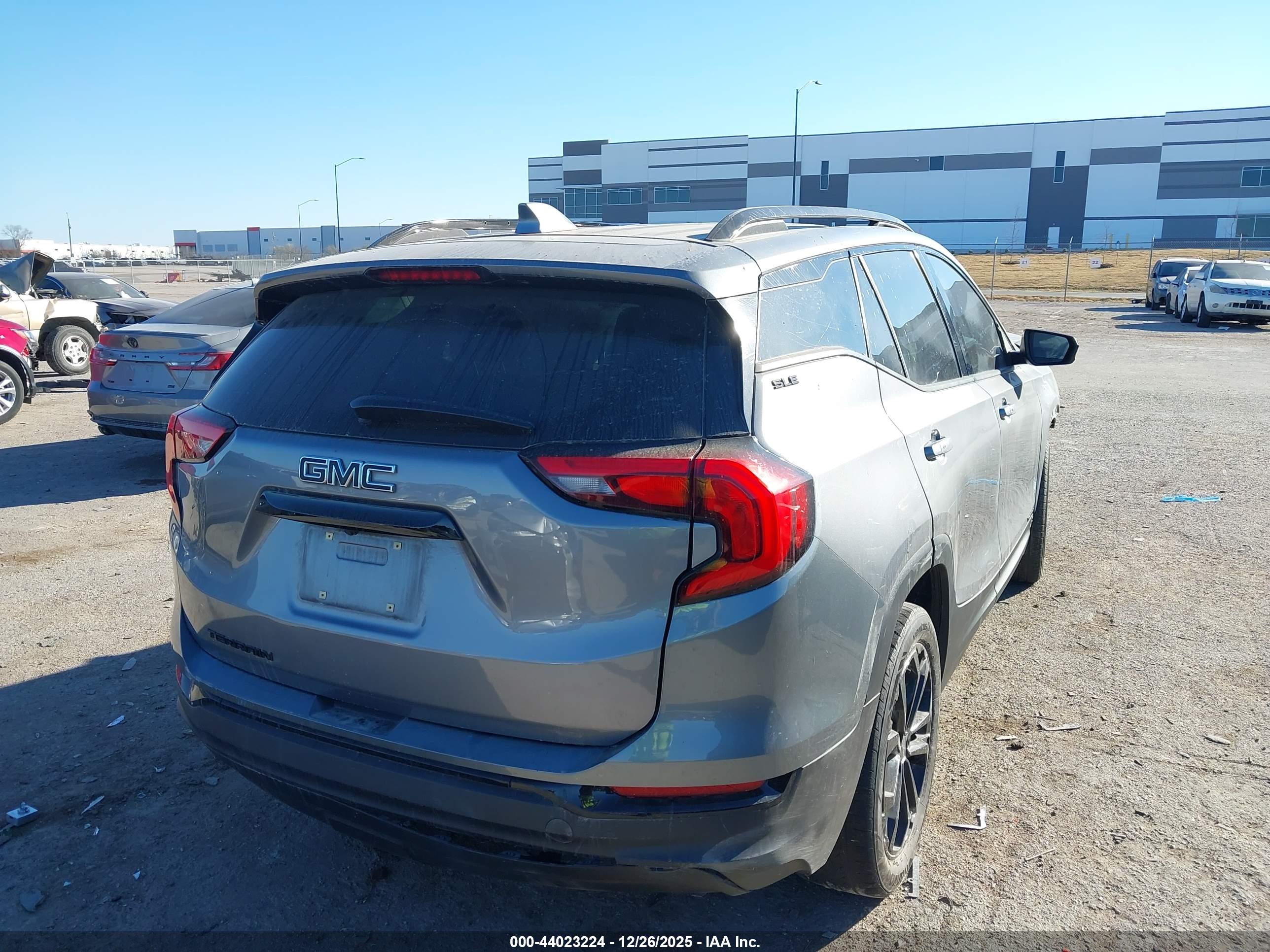 GMC TERRAIN image 4