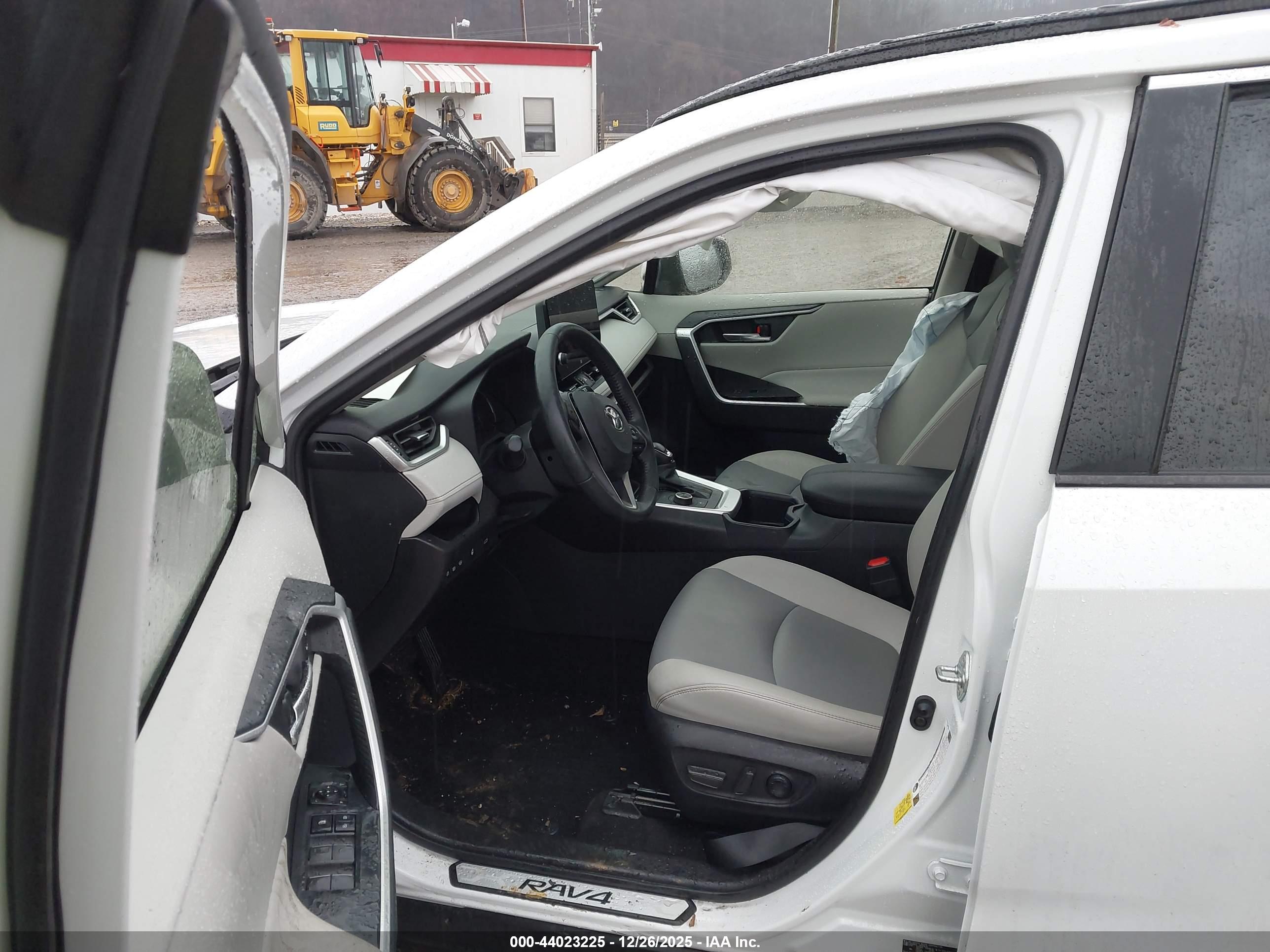 TOYOTA RAV4 image 5