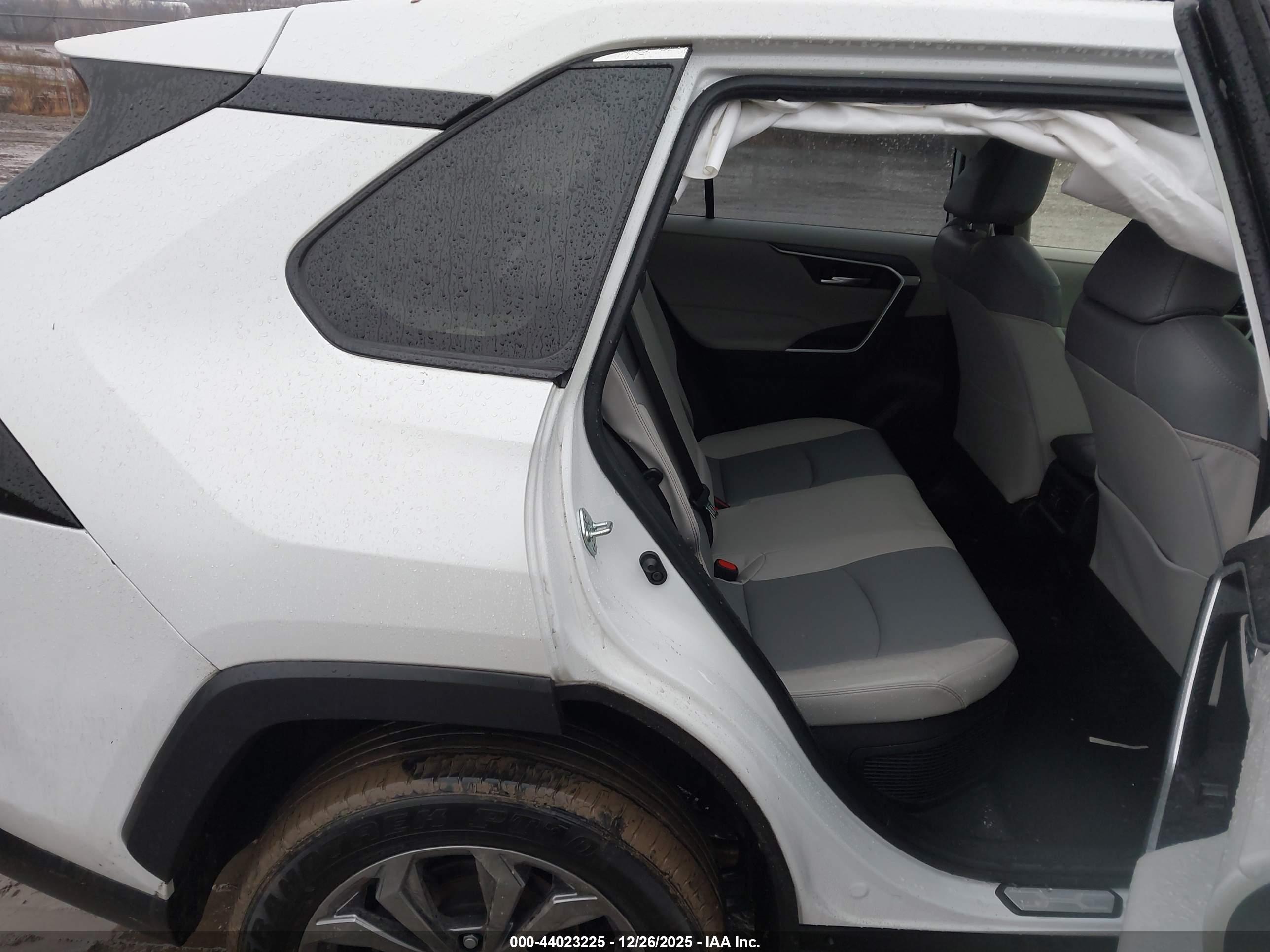 TOYOTA RAV4 image 8