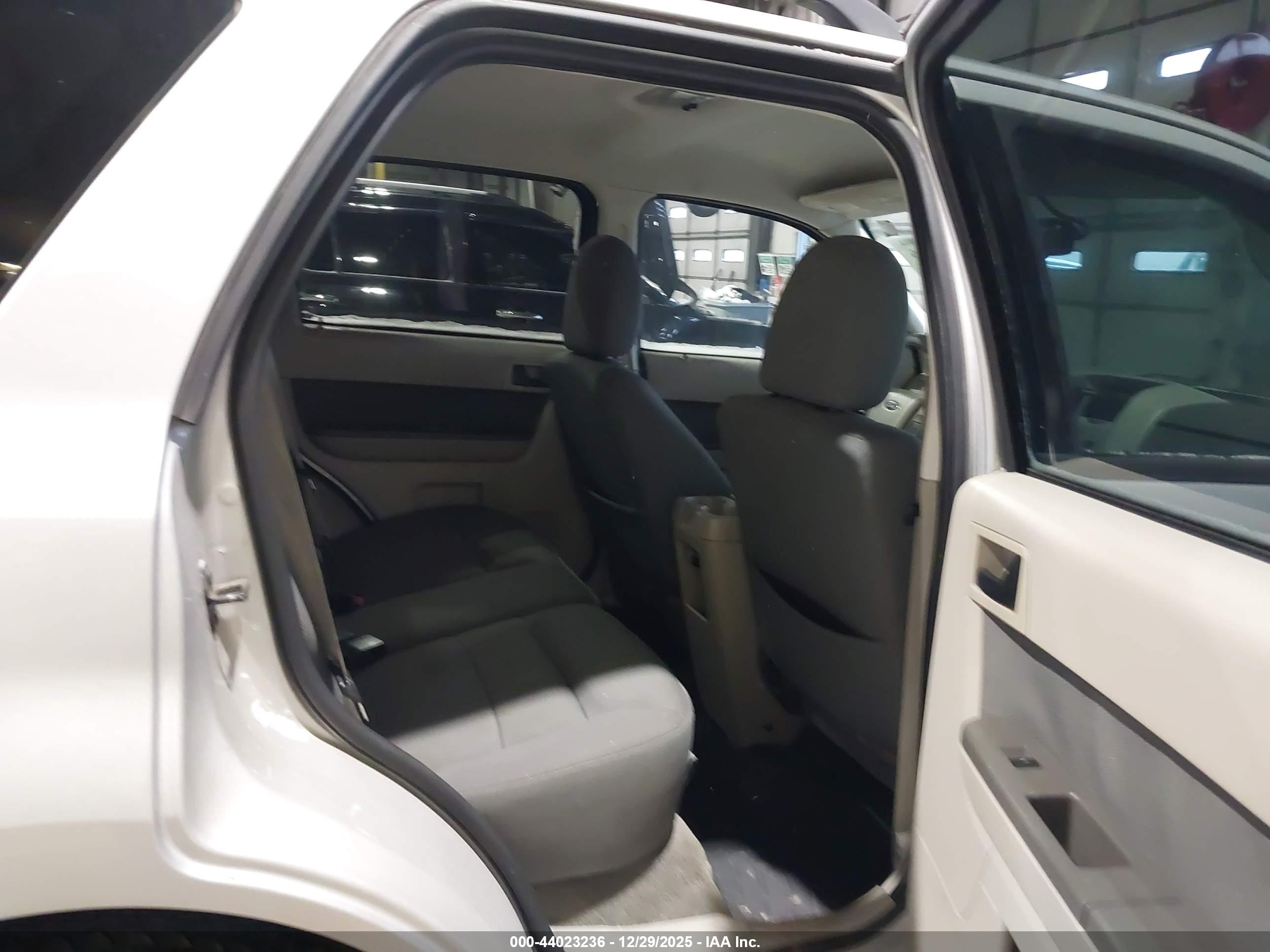 FORD ESCAPE image 8
