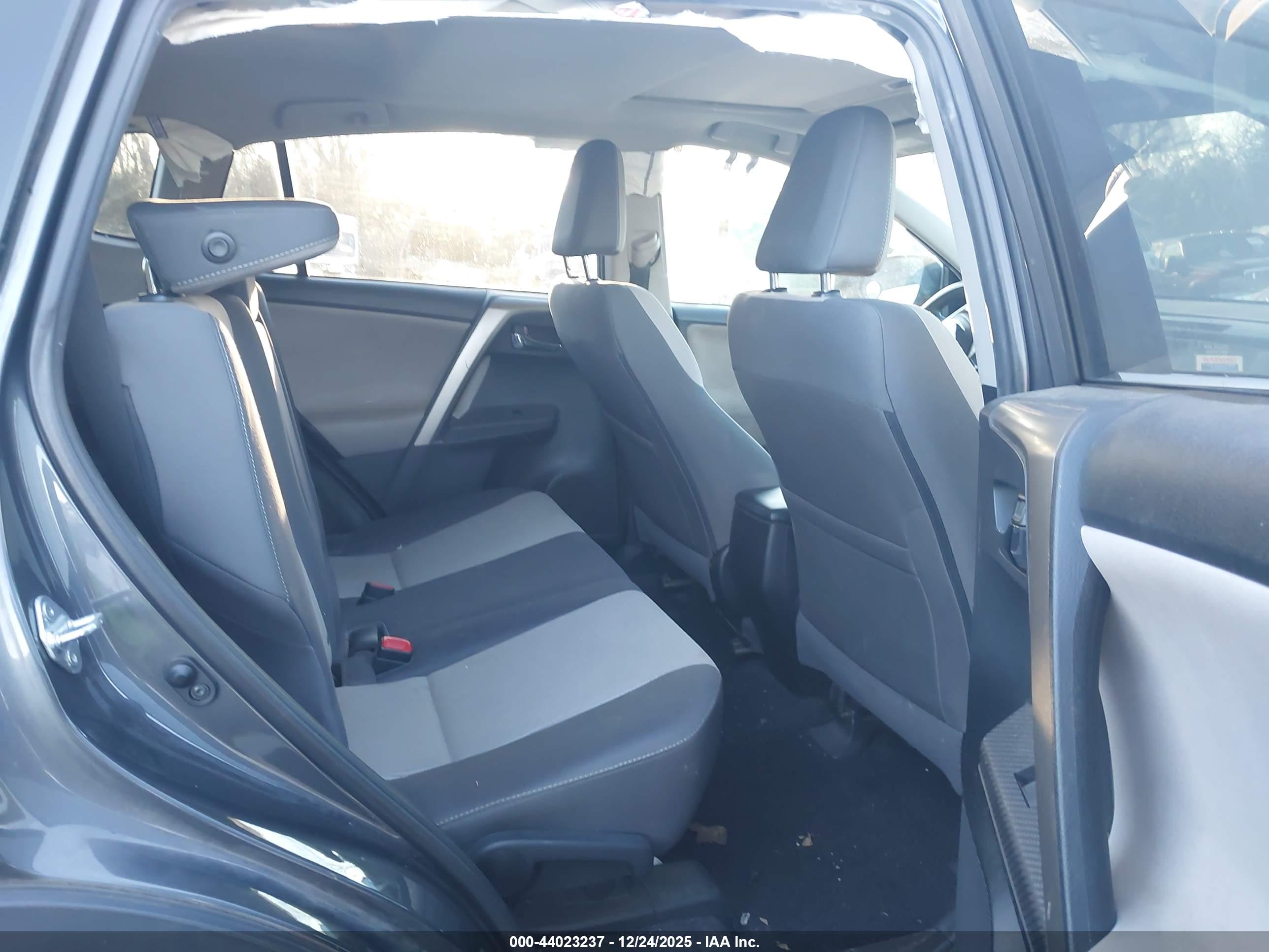 TOYOTA RAV4 image 8