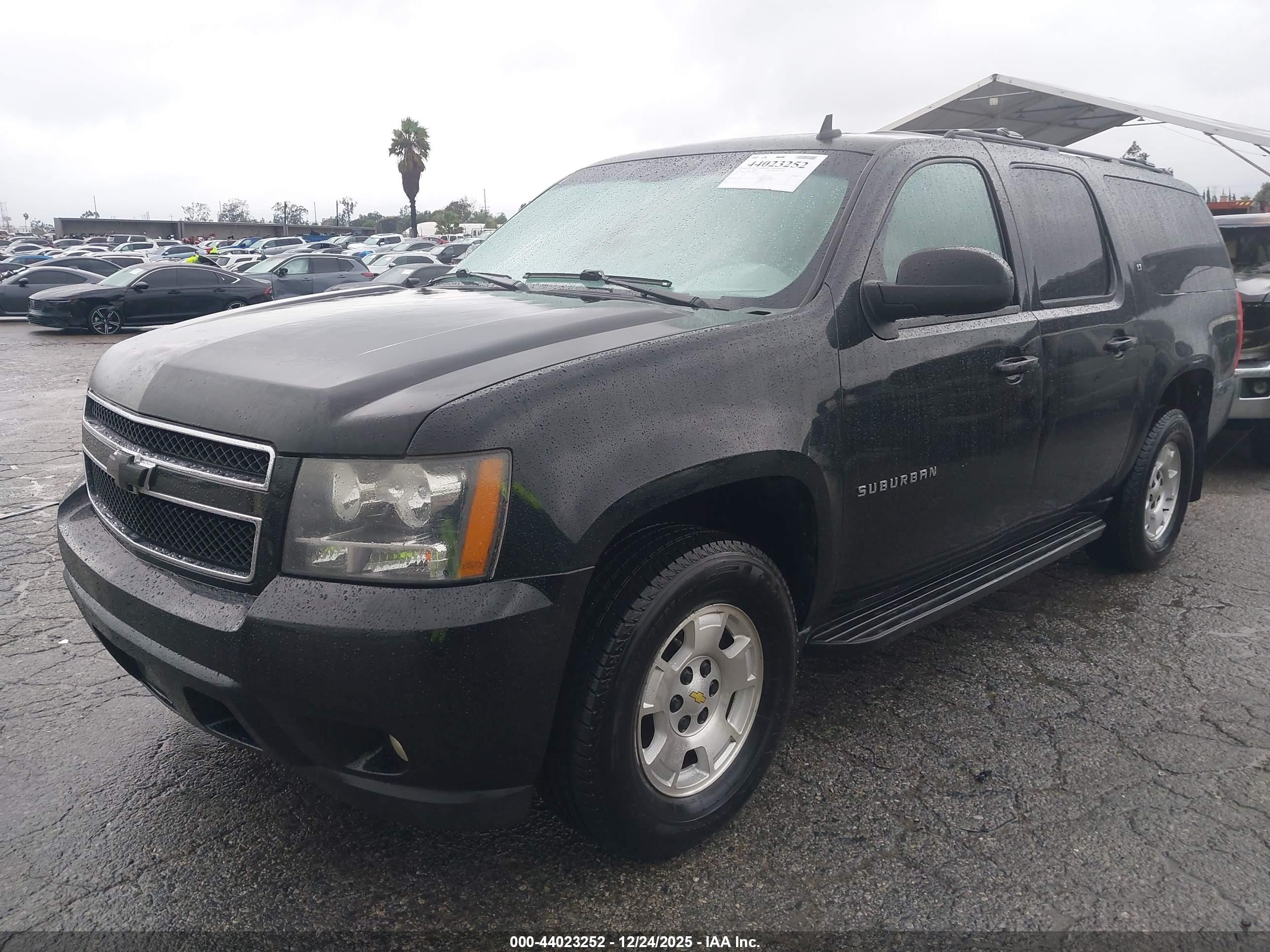 CHEVROLET SUBURBAN image 2