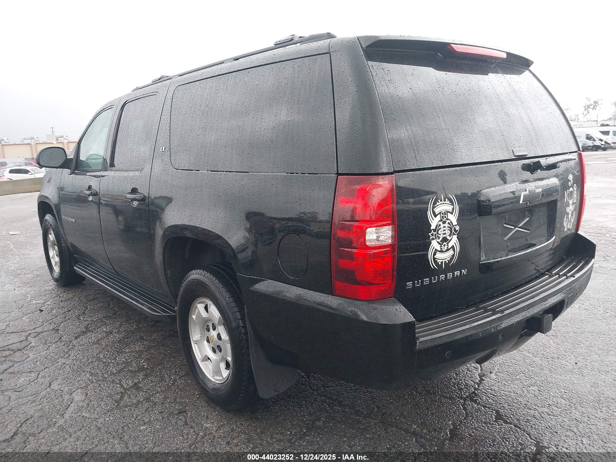 CHEVROLET SUBURBAN image 3