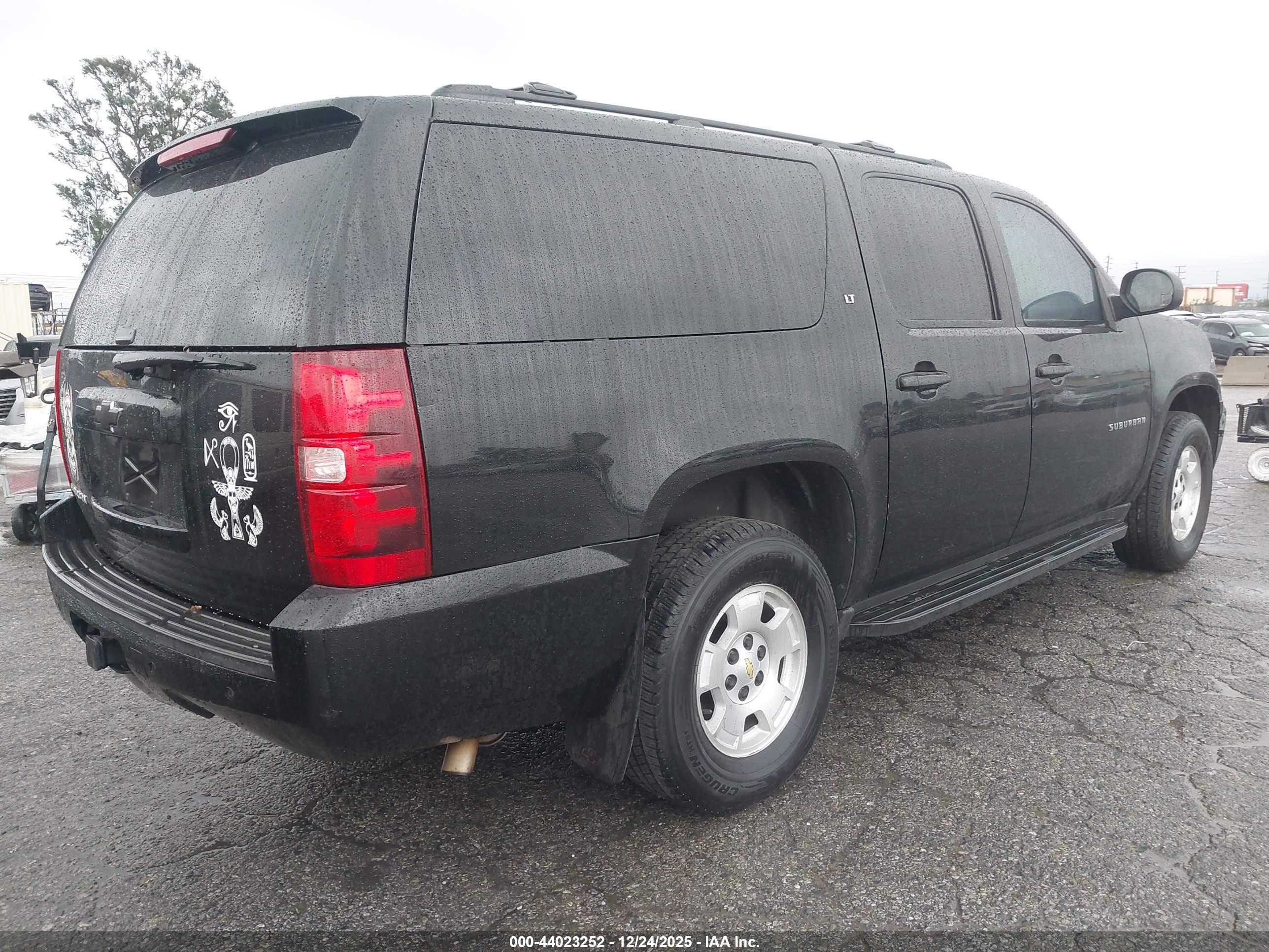 CHEVROLET SUBURBAN image 4