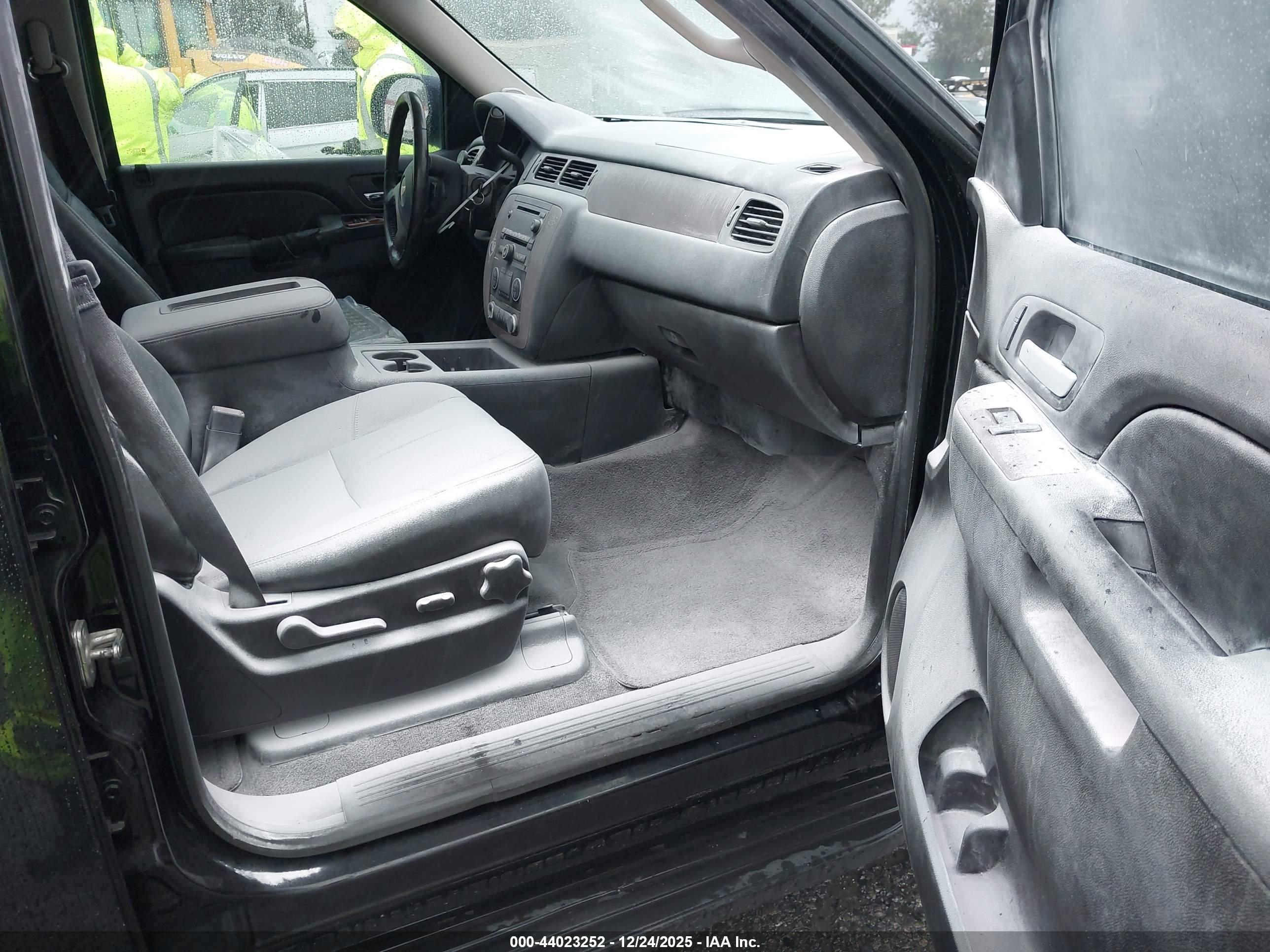 CHEVROLET SUBURBAN image 5