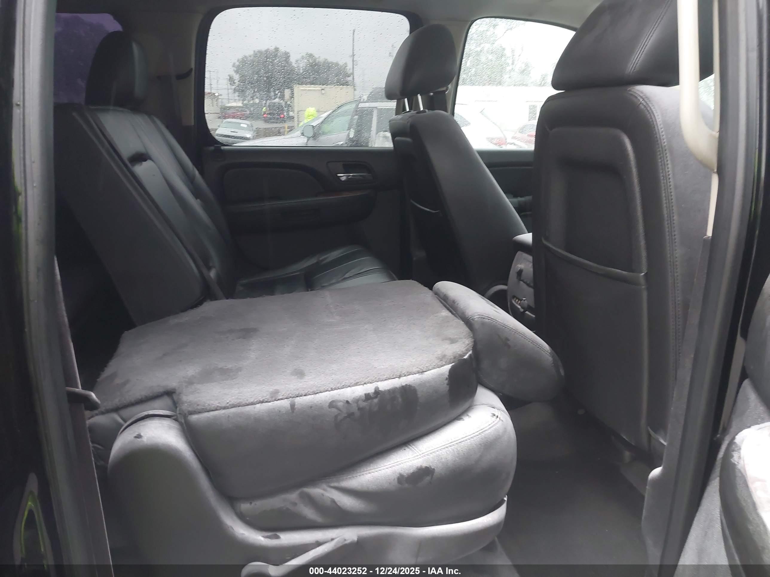 CHEVROLET SUBURBAN image 8