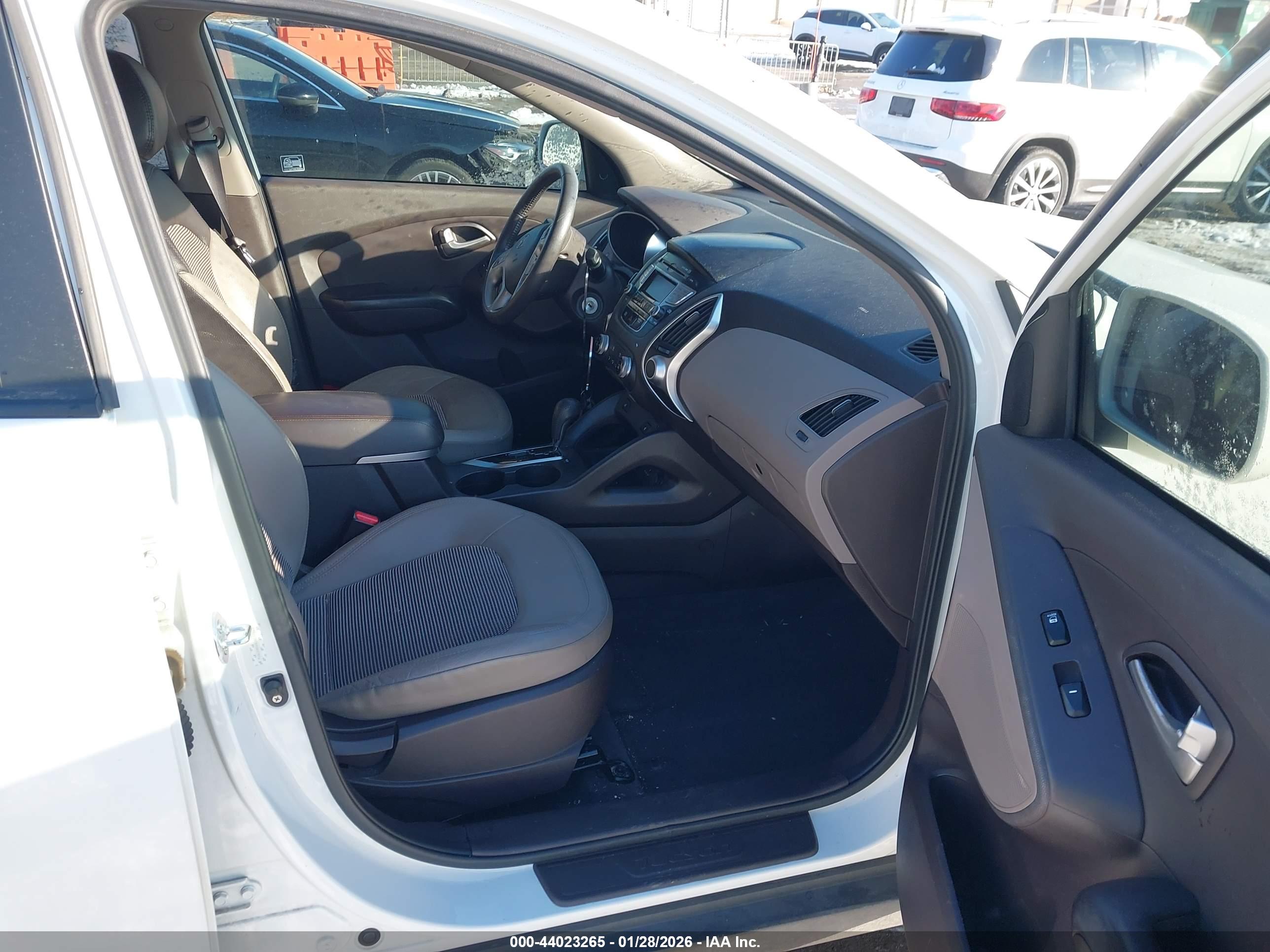 HYUNDAI TUCSON image 5
