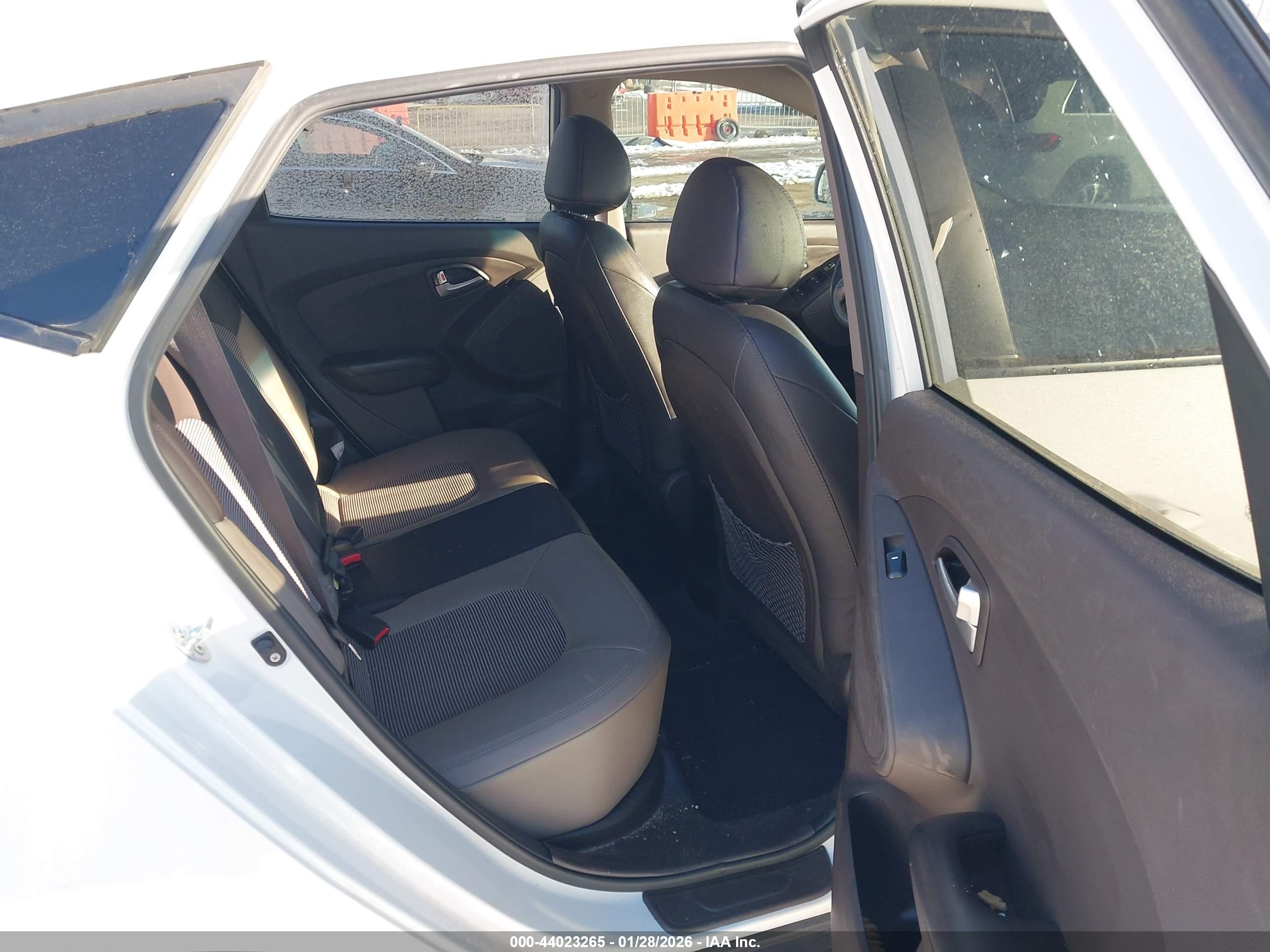 HYUNDAI TUCSON image 8