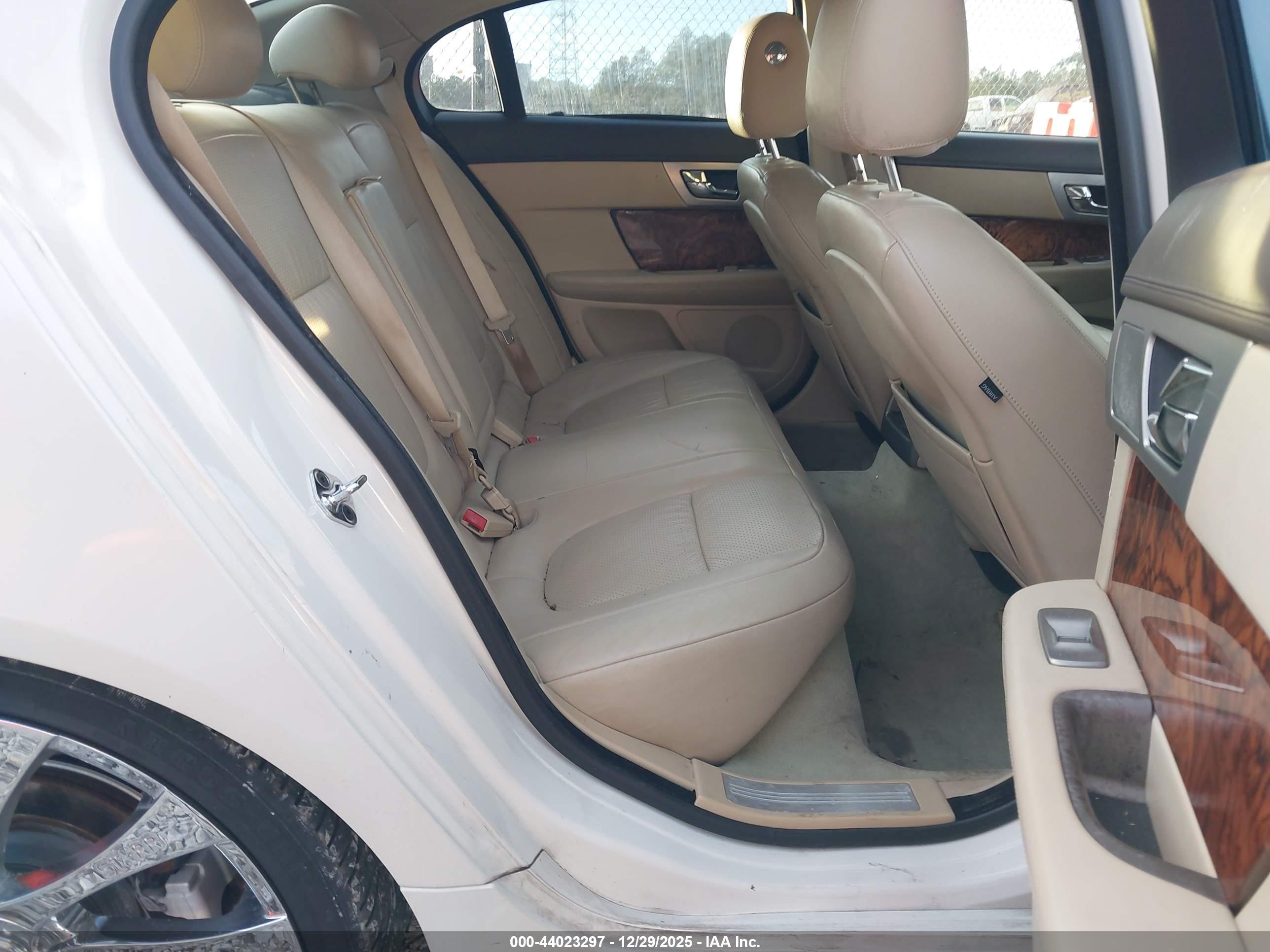 JAGUAR XF image 8