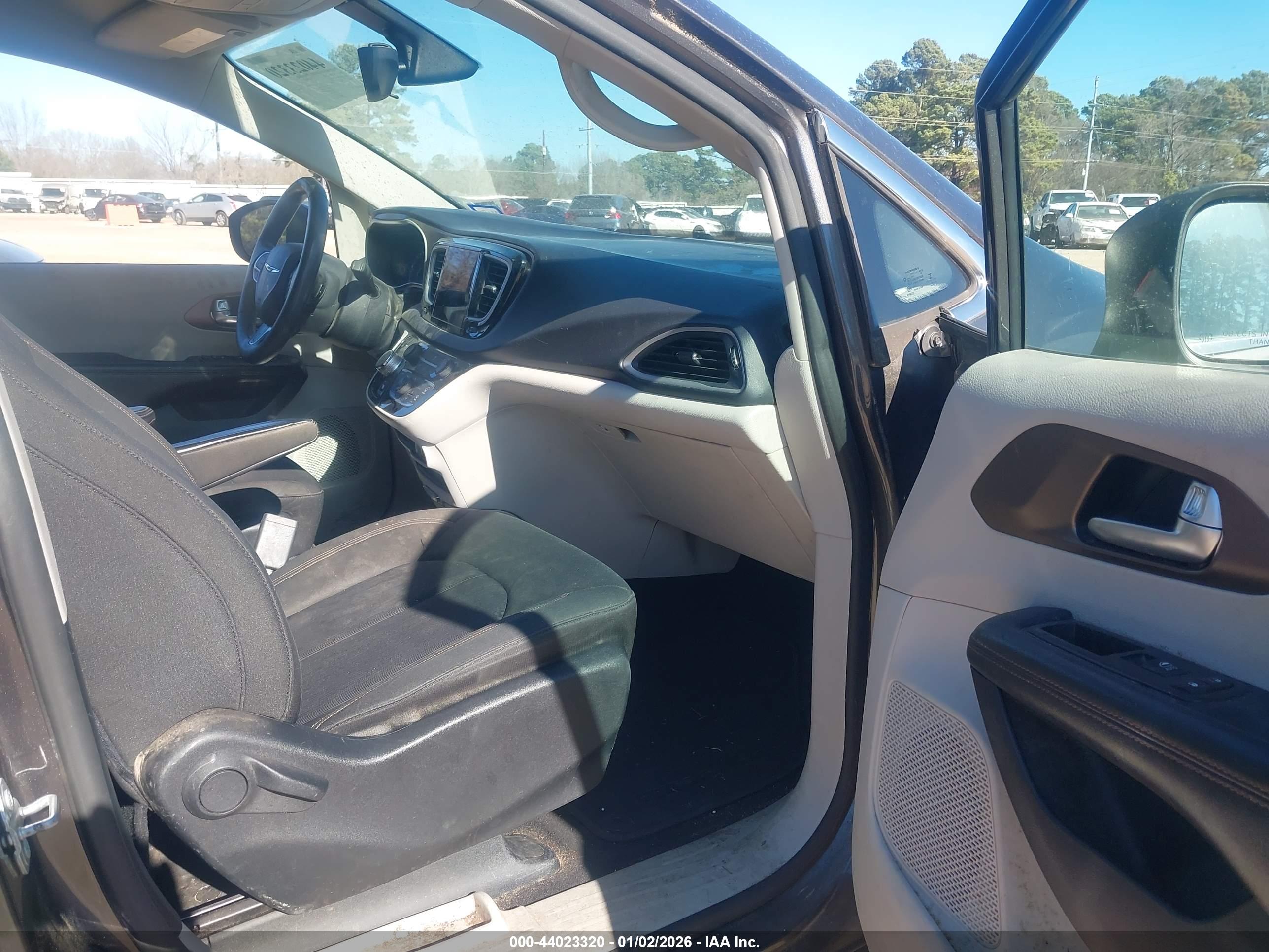 CHRYSLER PACIFICA image 5