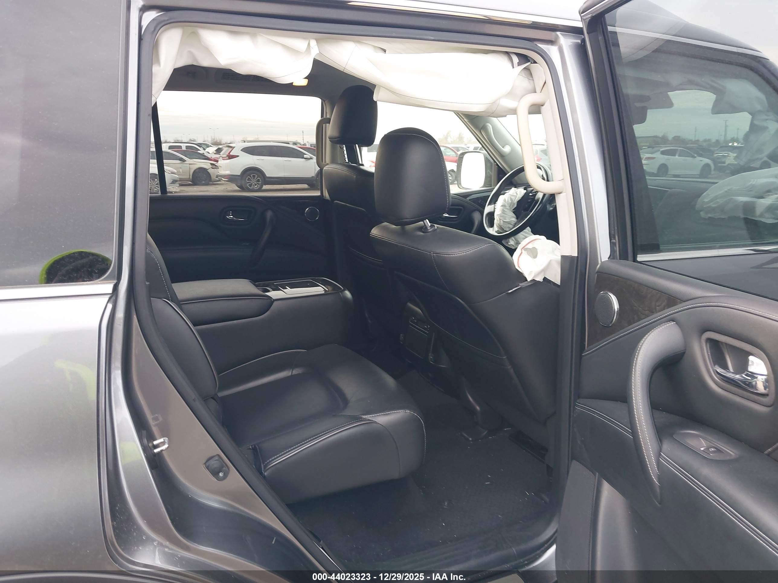 INFINITI QX80 image 8