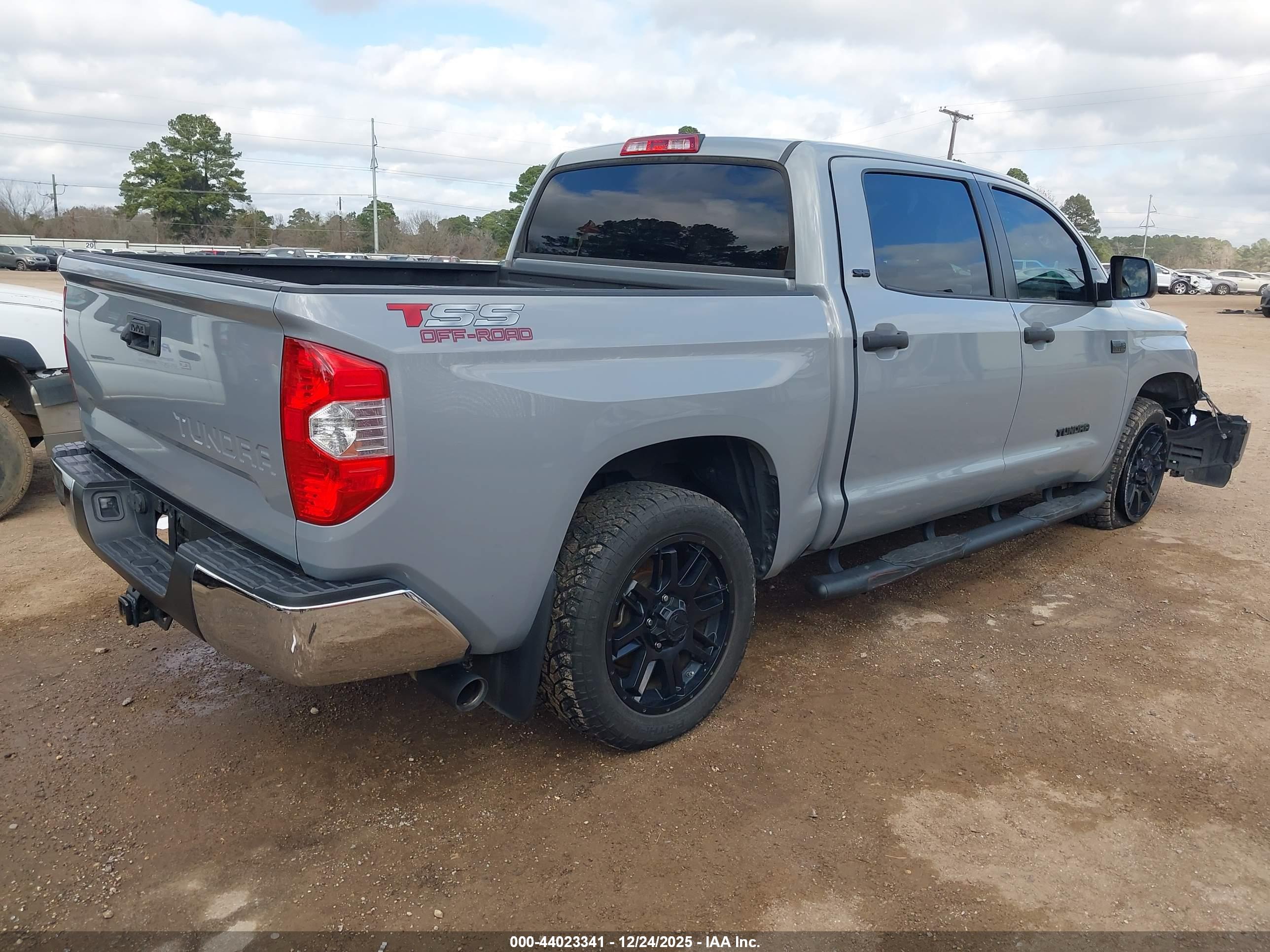 TOYOTA TUNDRA image 4
