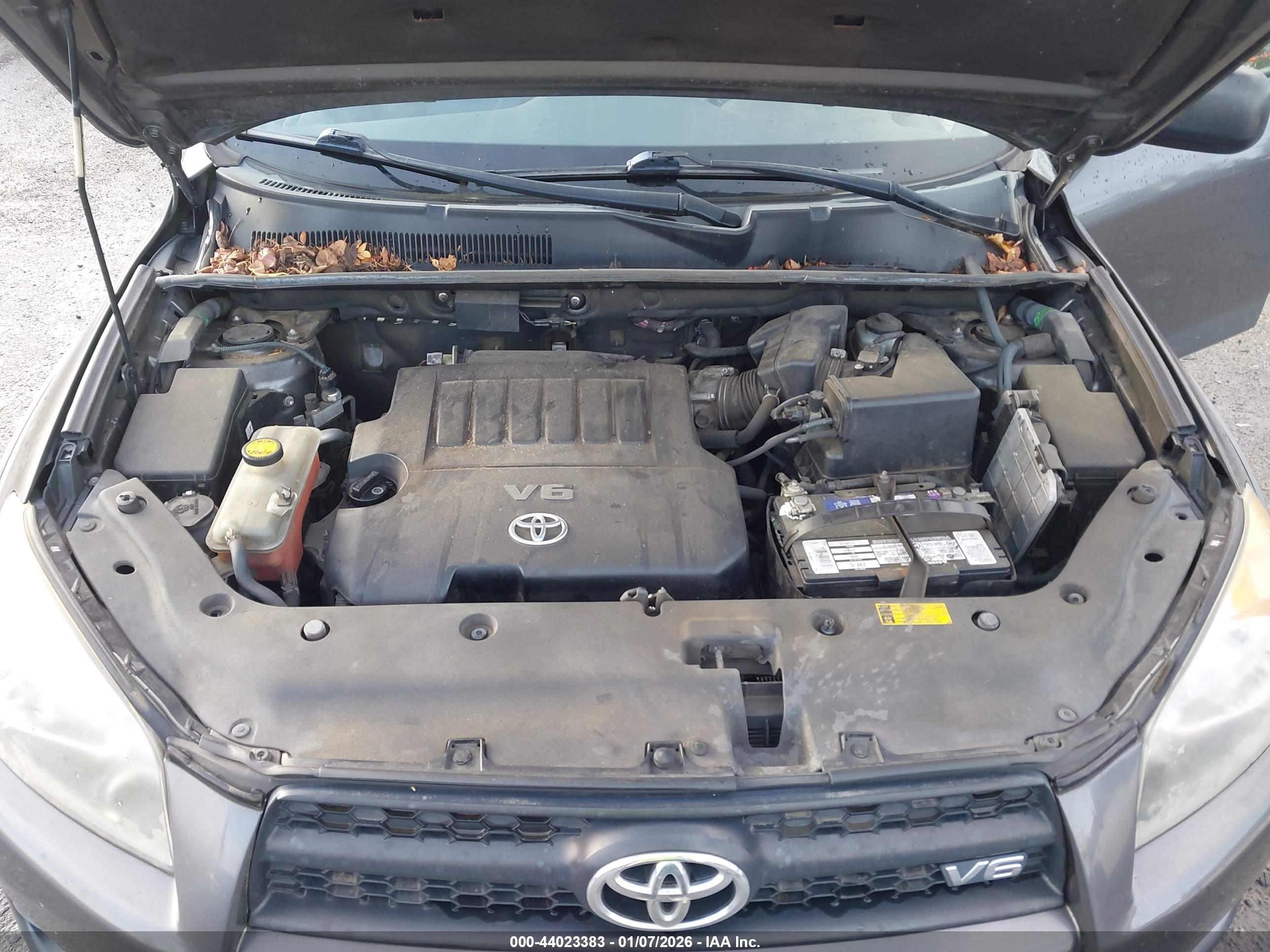 TOYOTA RAV4 image 10