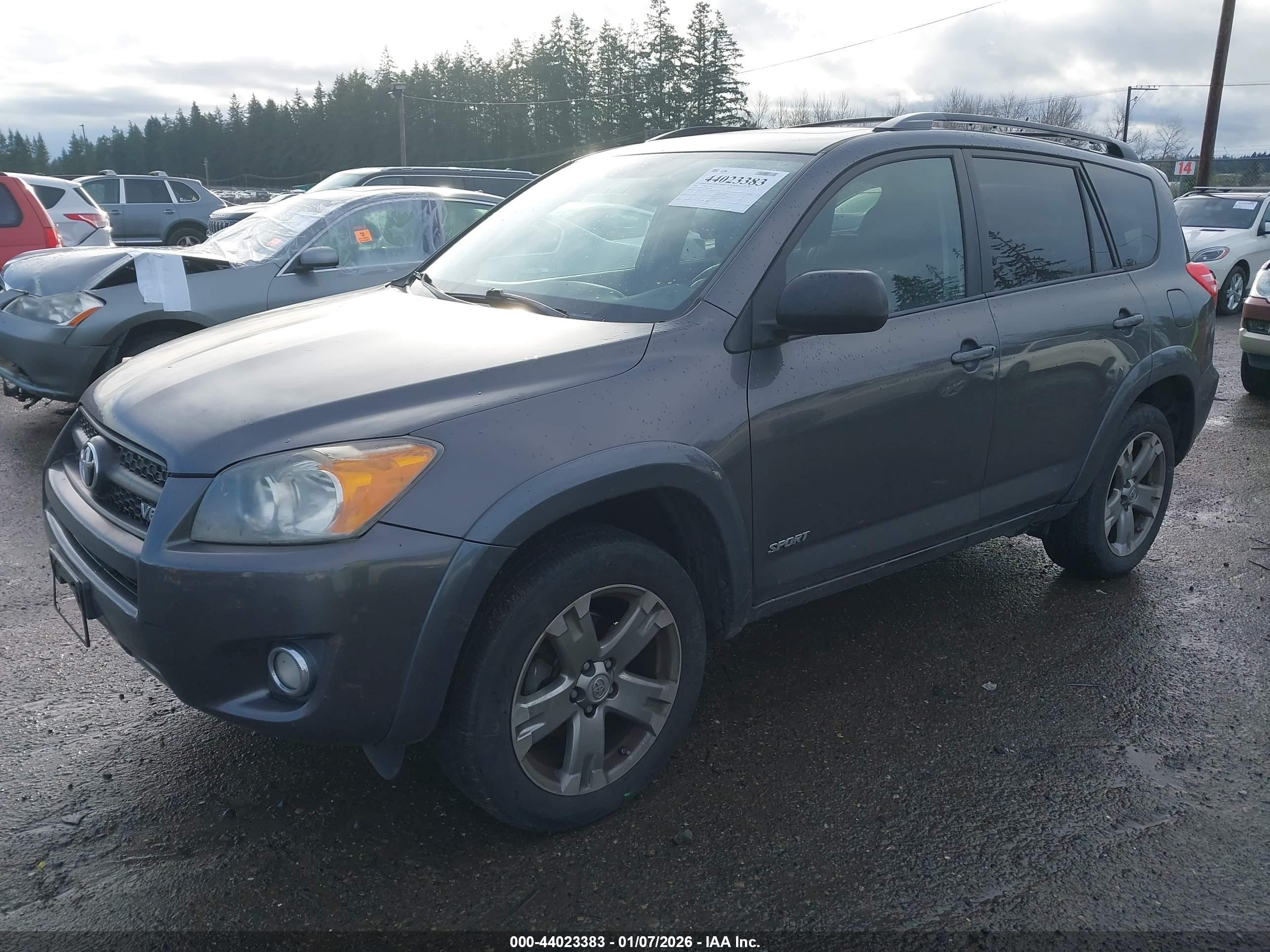TOYOTA RAV4 image 2