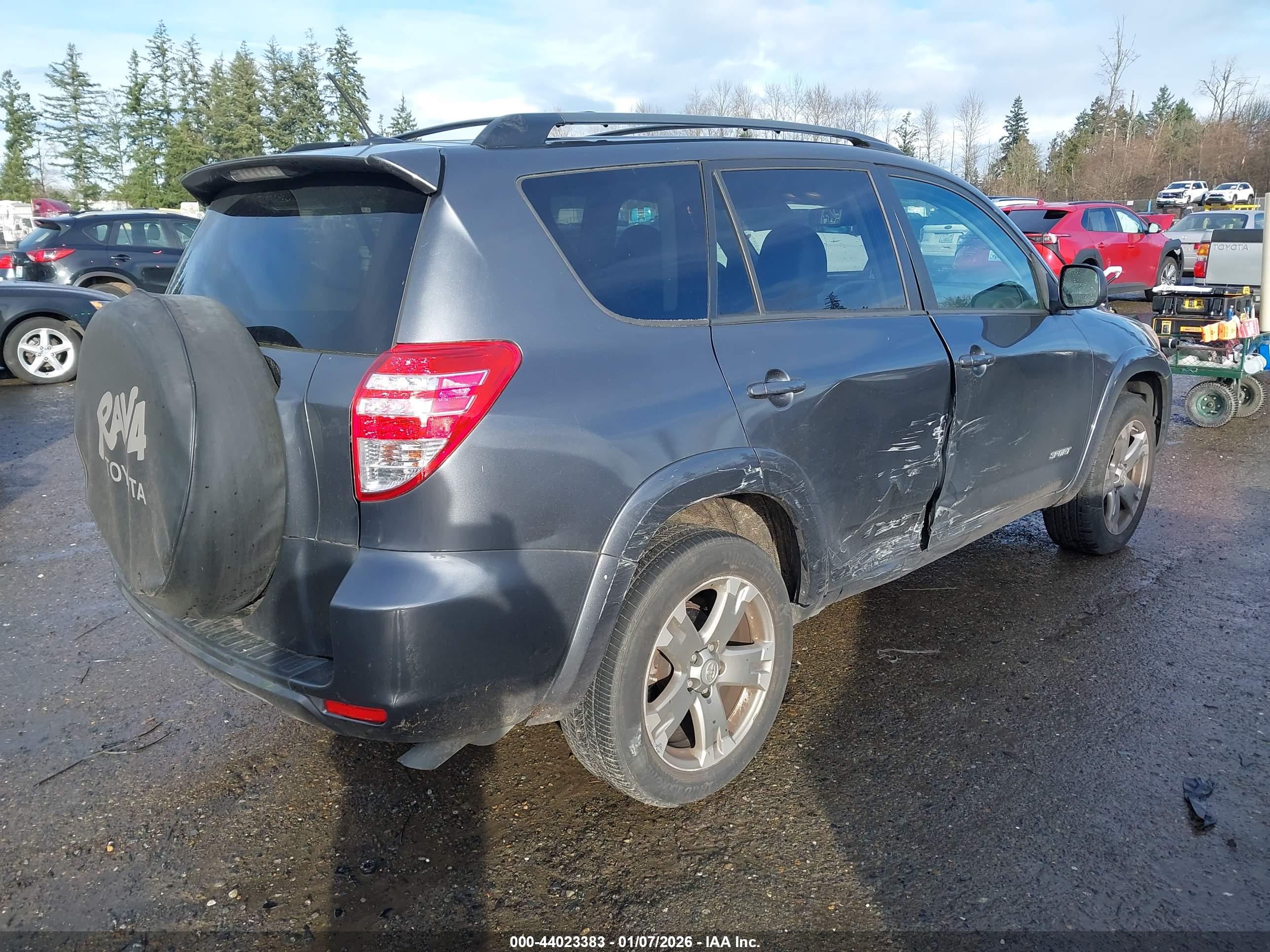 TOYOTA RAV4 image 4