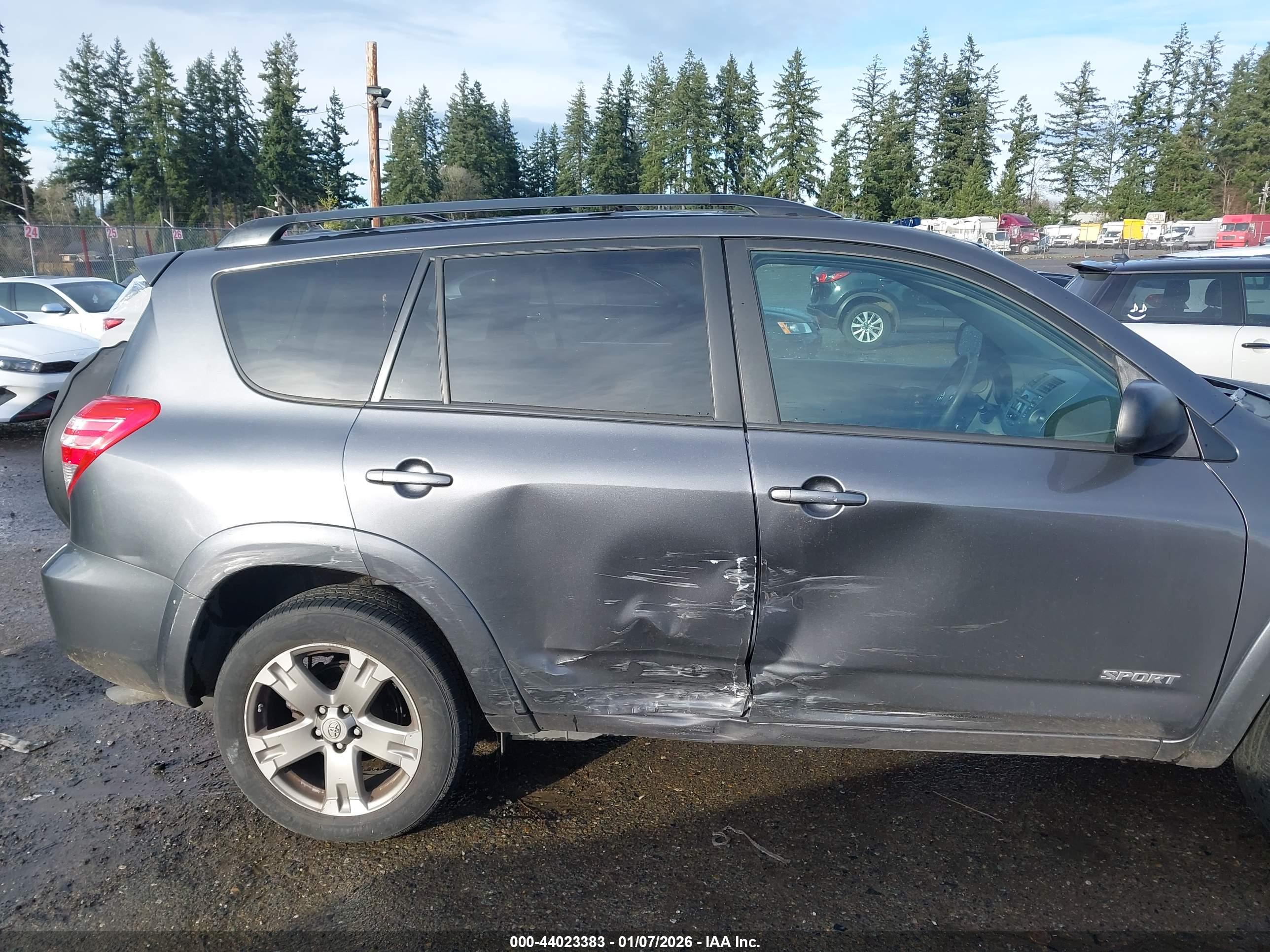 TOYOTA RAV4 image 6