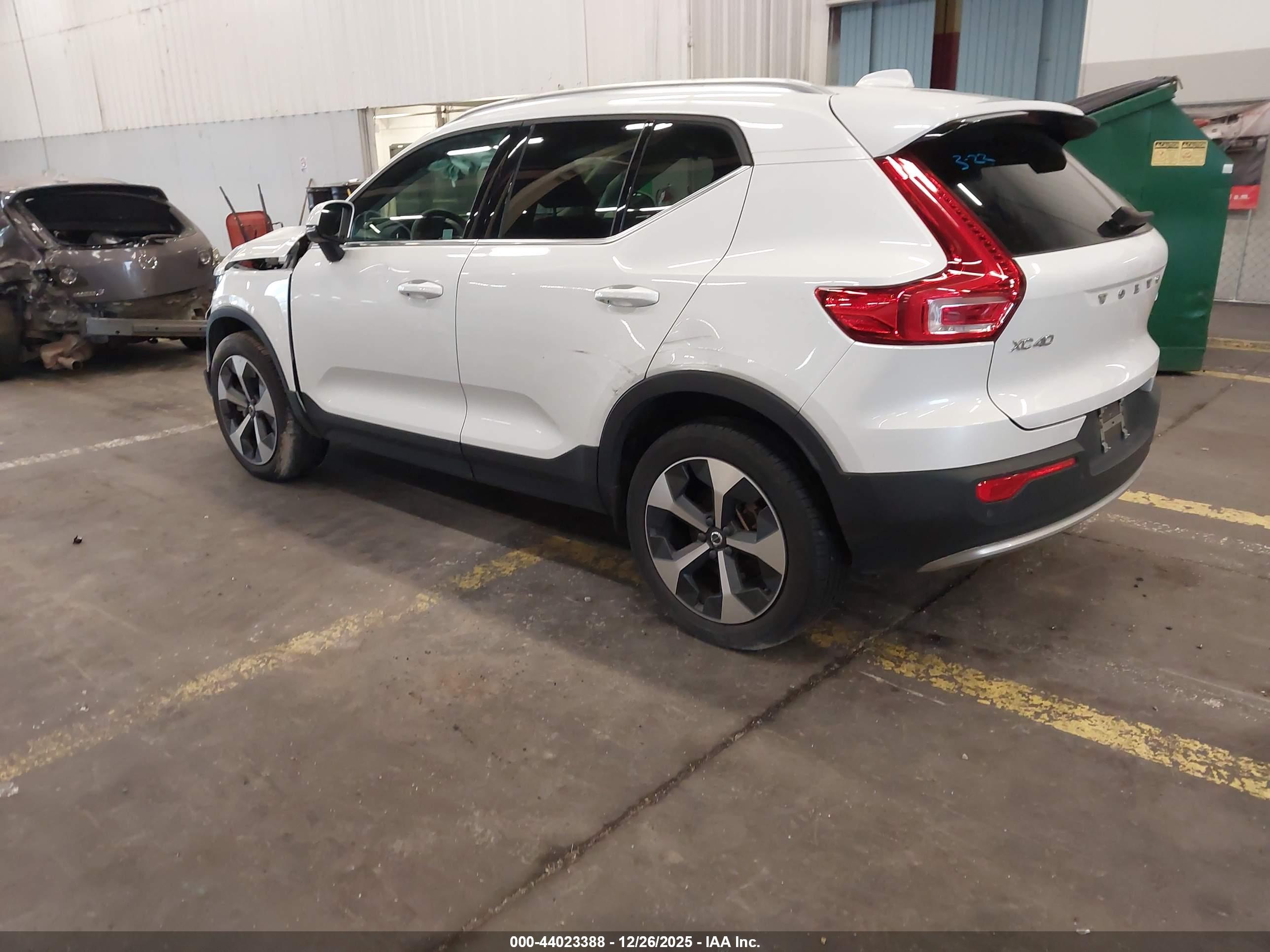 VOLVO XC40 image 3
