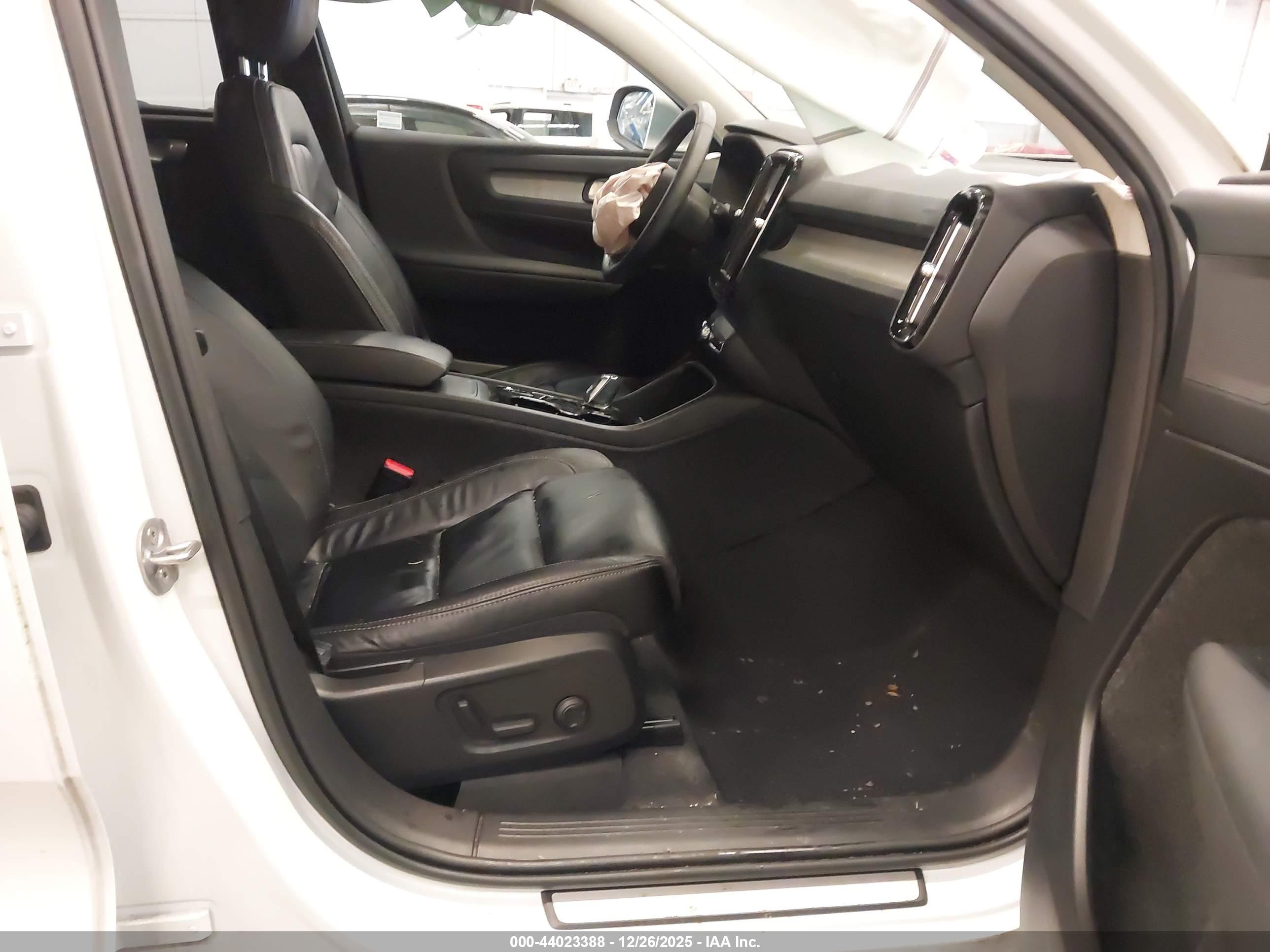 VOLVO XC40 image 5