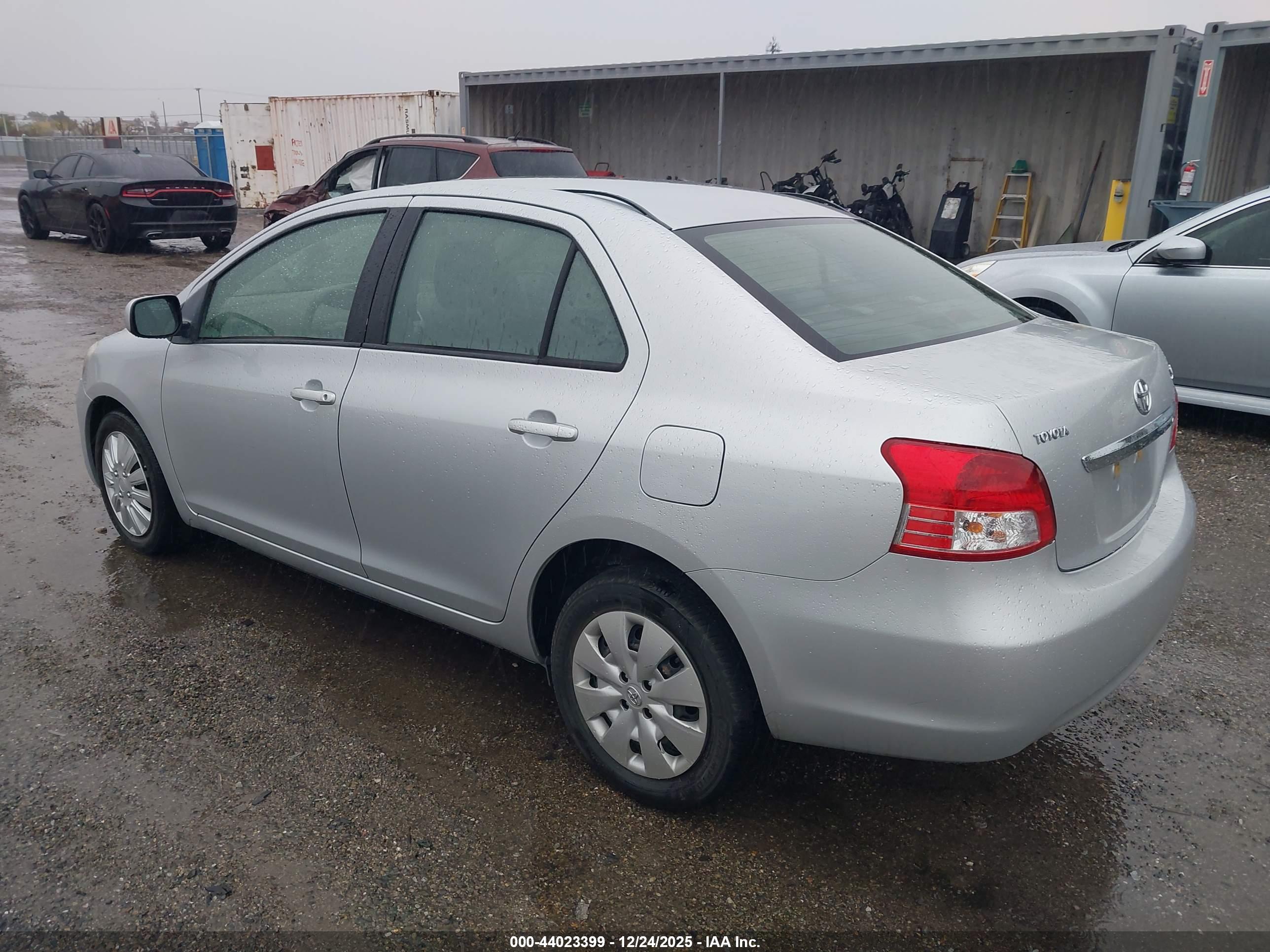 TOYOTA YARIS image 3