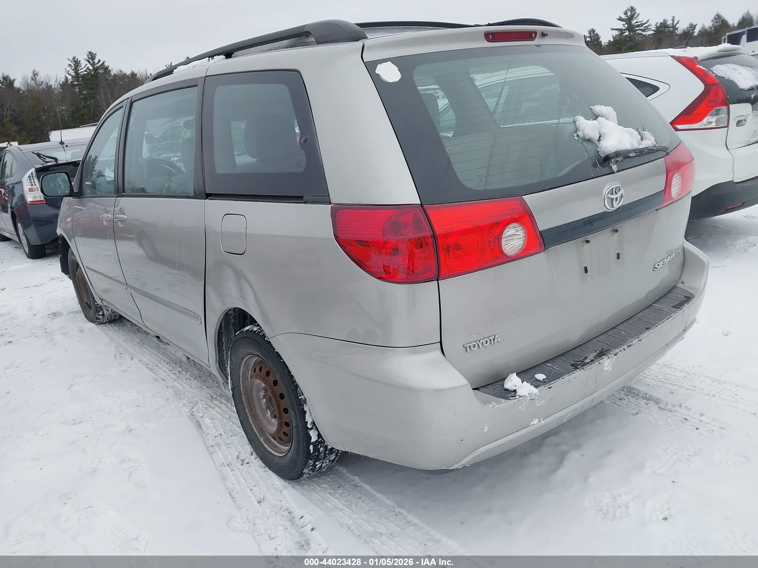 TOYOTA SIENNA image 3