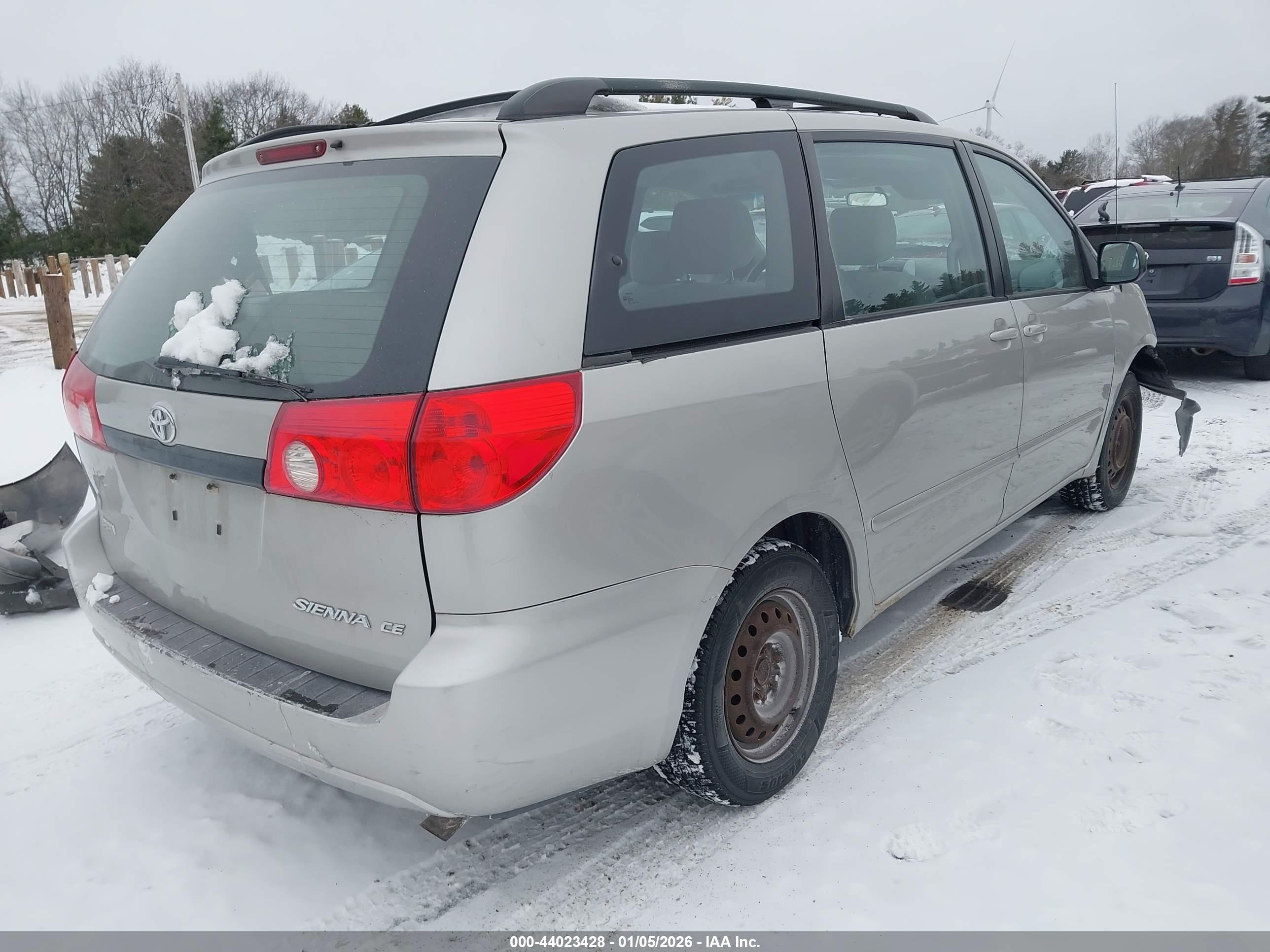 TOYOTA SIENNA image 4
