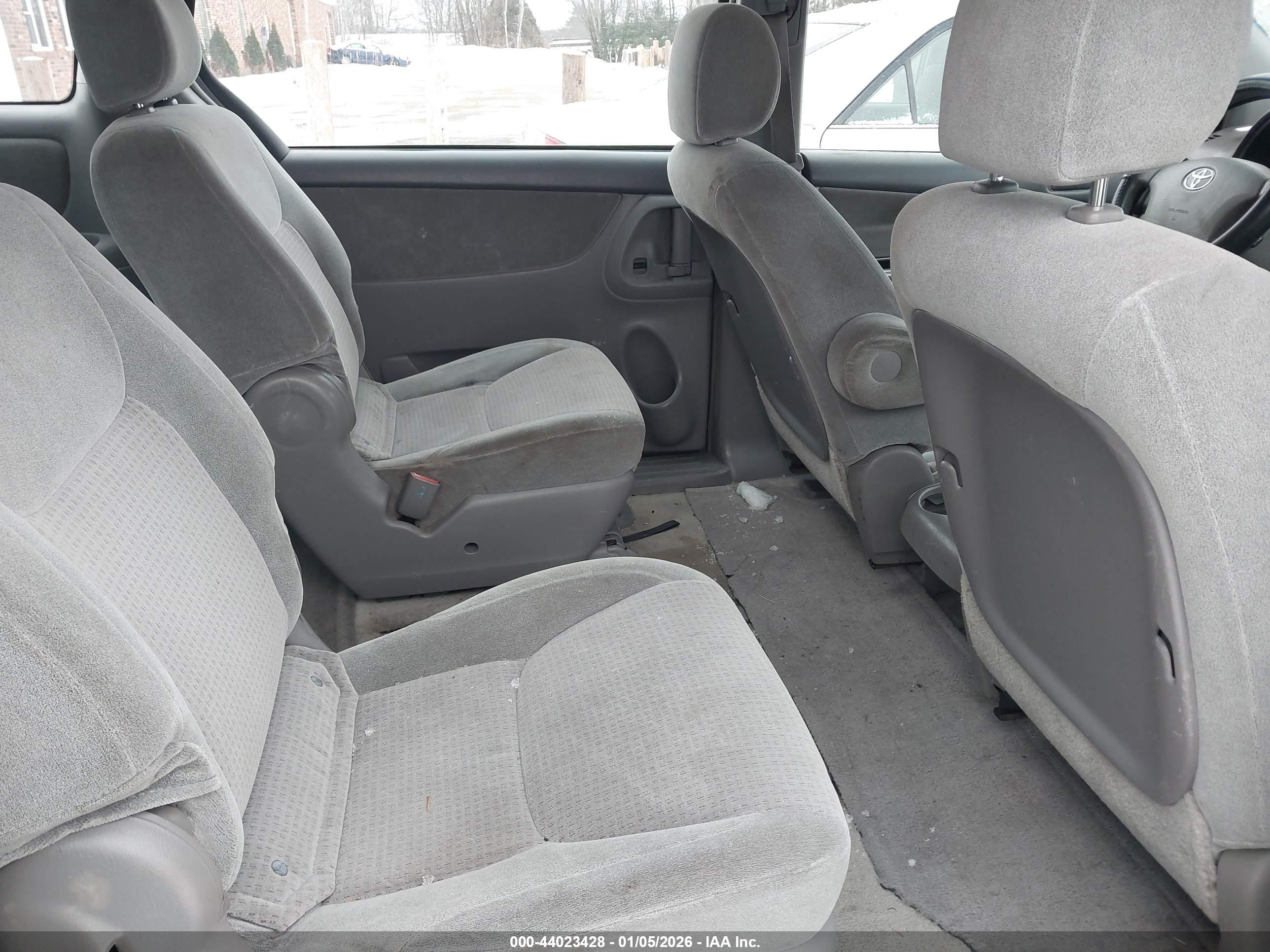 TOYOTA SIENNA image 8