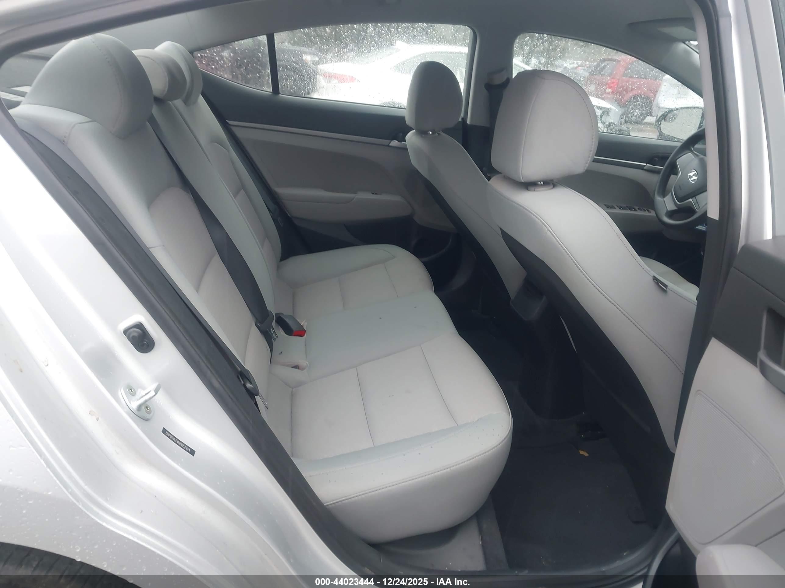 HYUNDAI ELANTRA image 8