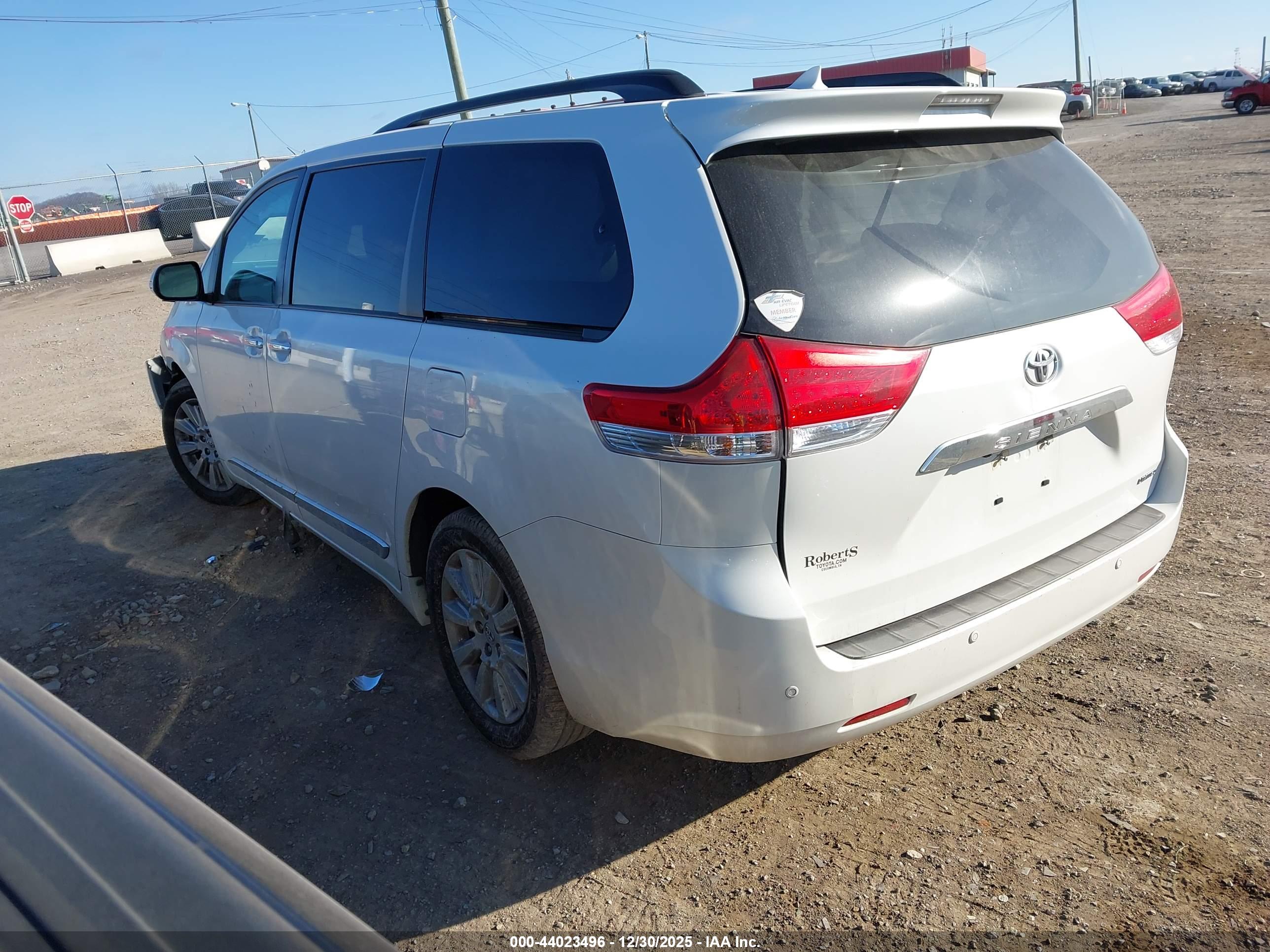 TOYOTA SIENNA image 3