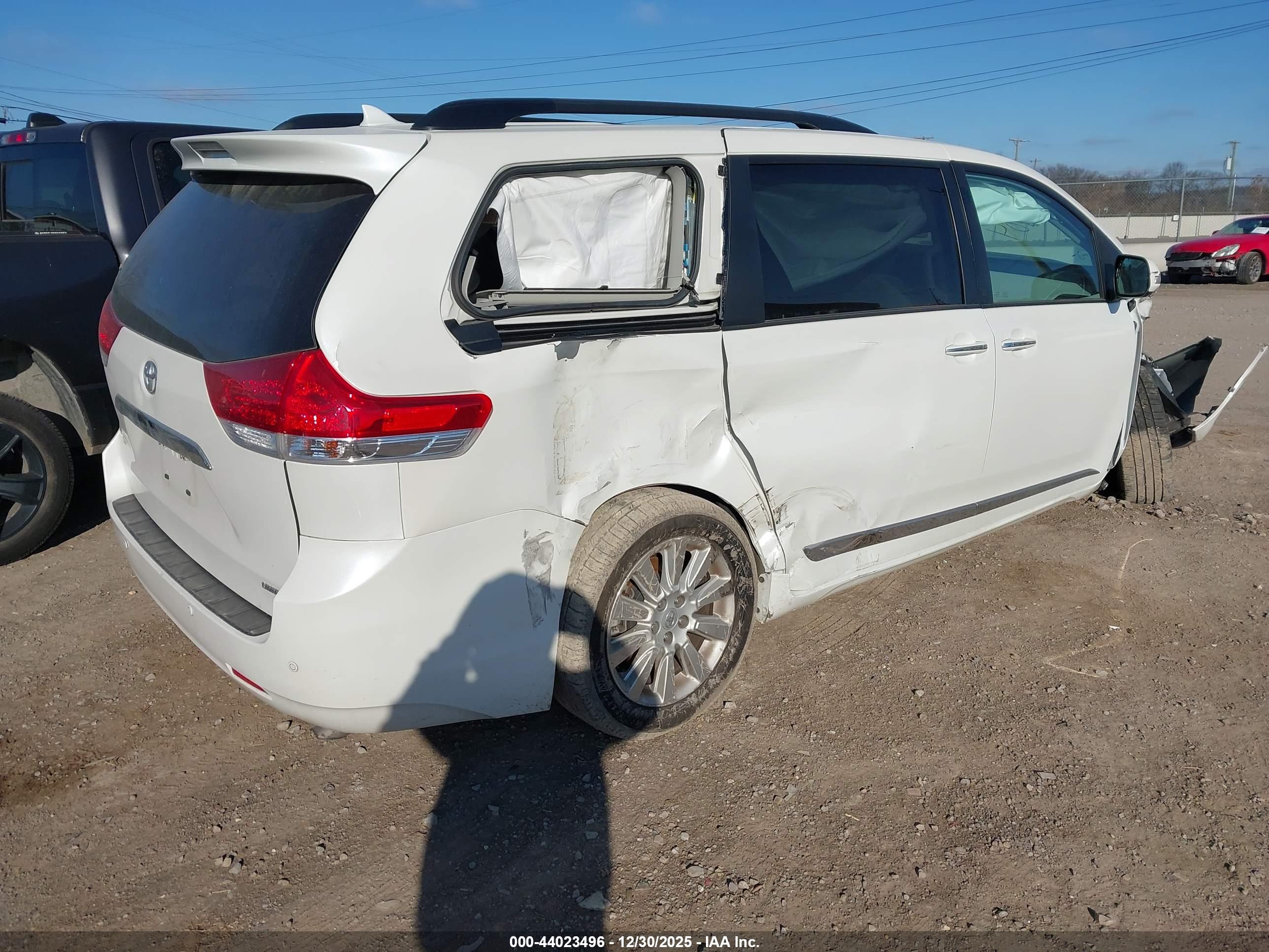 TOYOTA SIENNA image 4