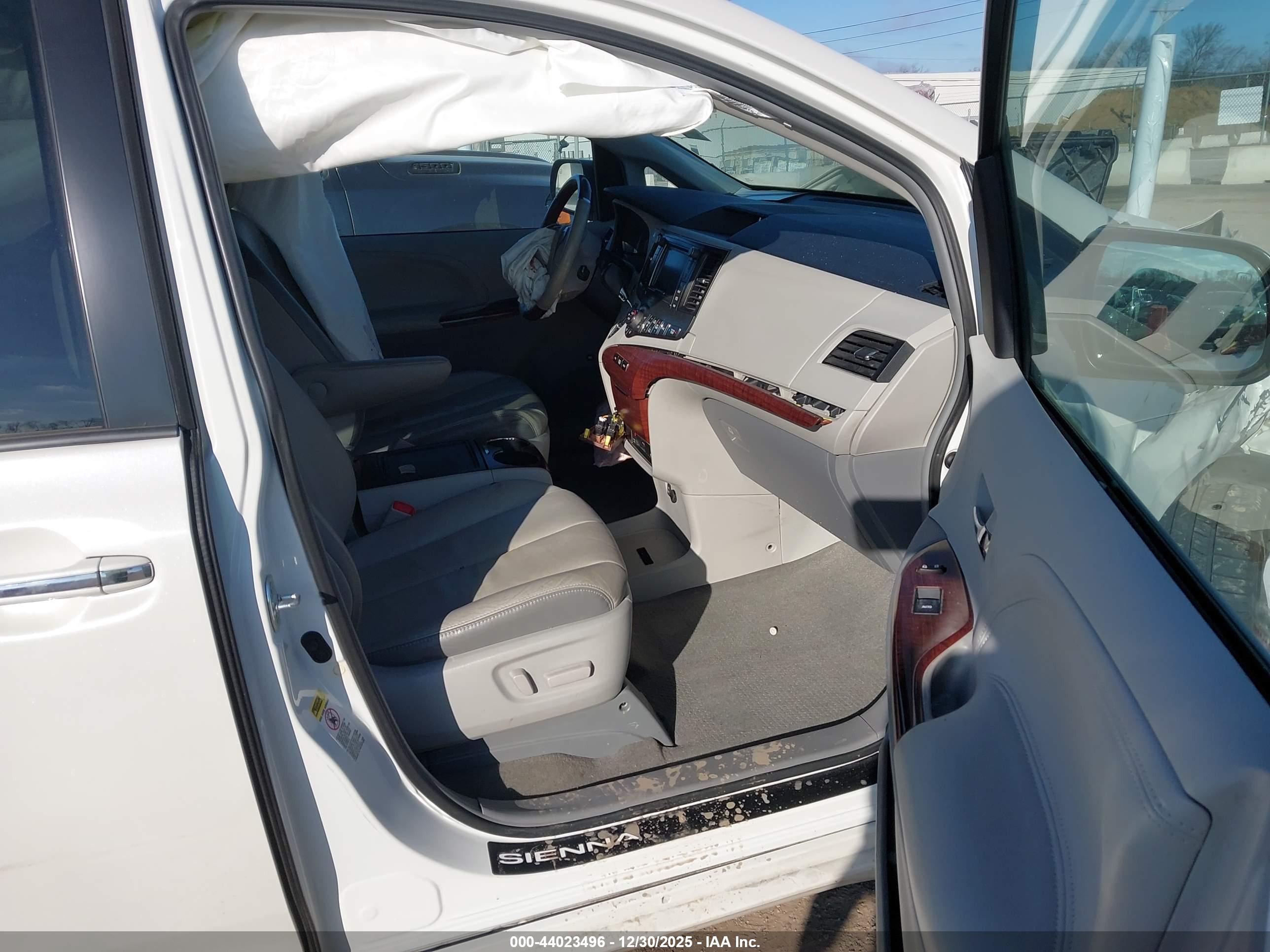 TOYOTA SIENNA image 5