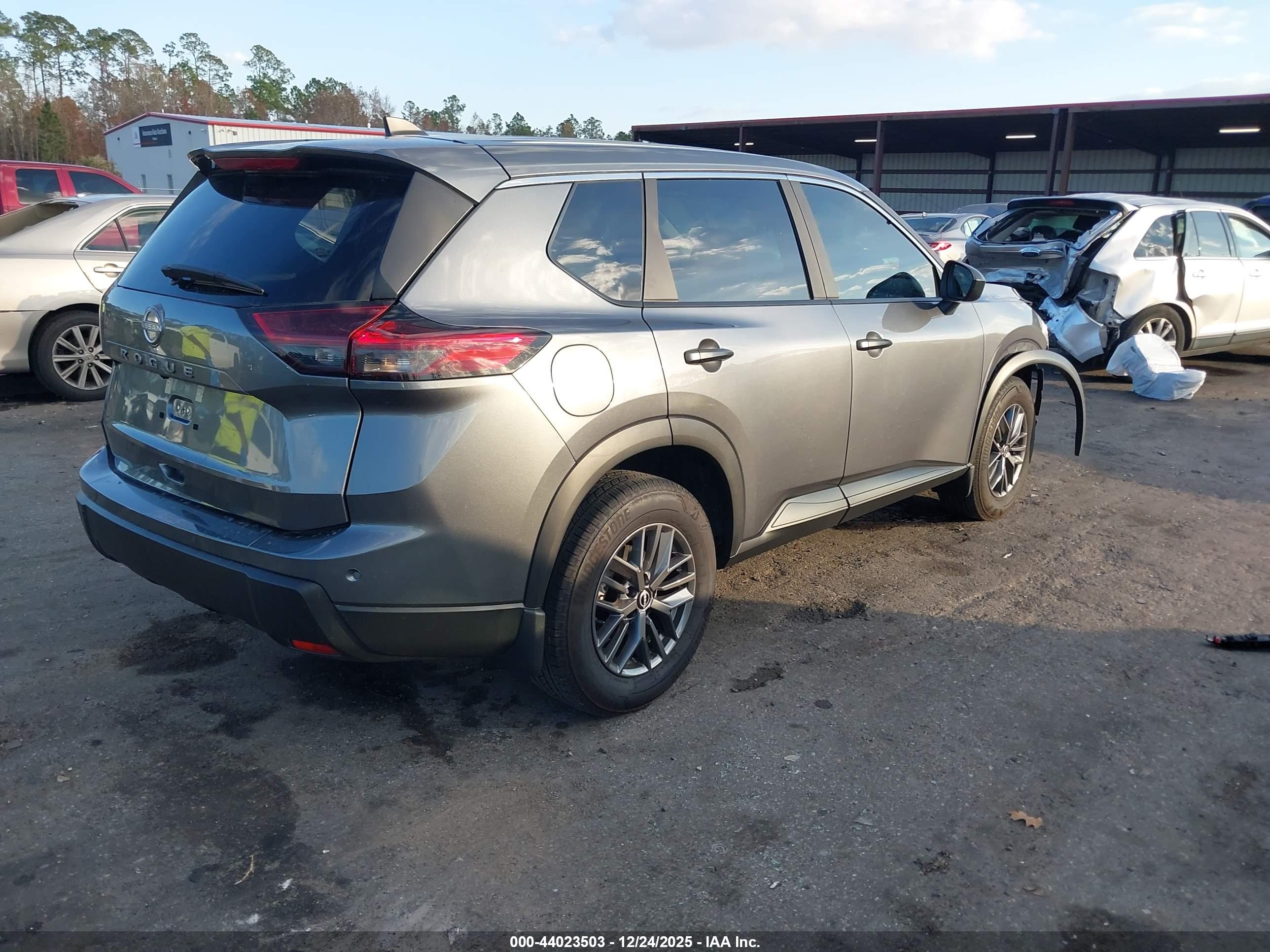 NISSAN ROGUE image 4