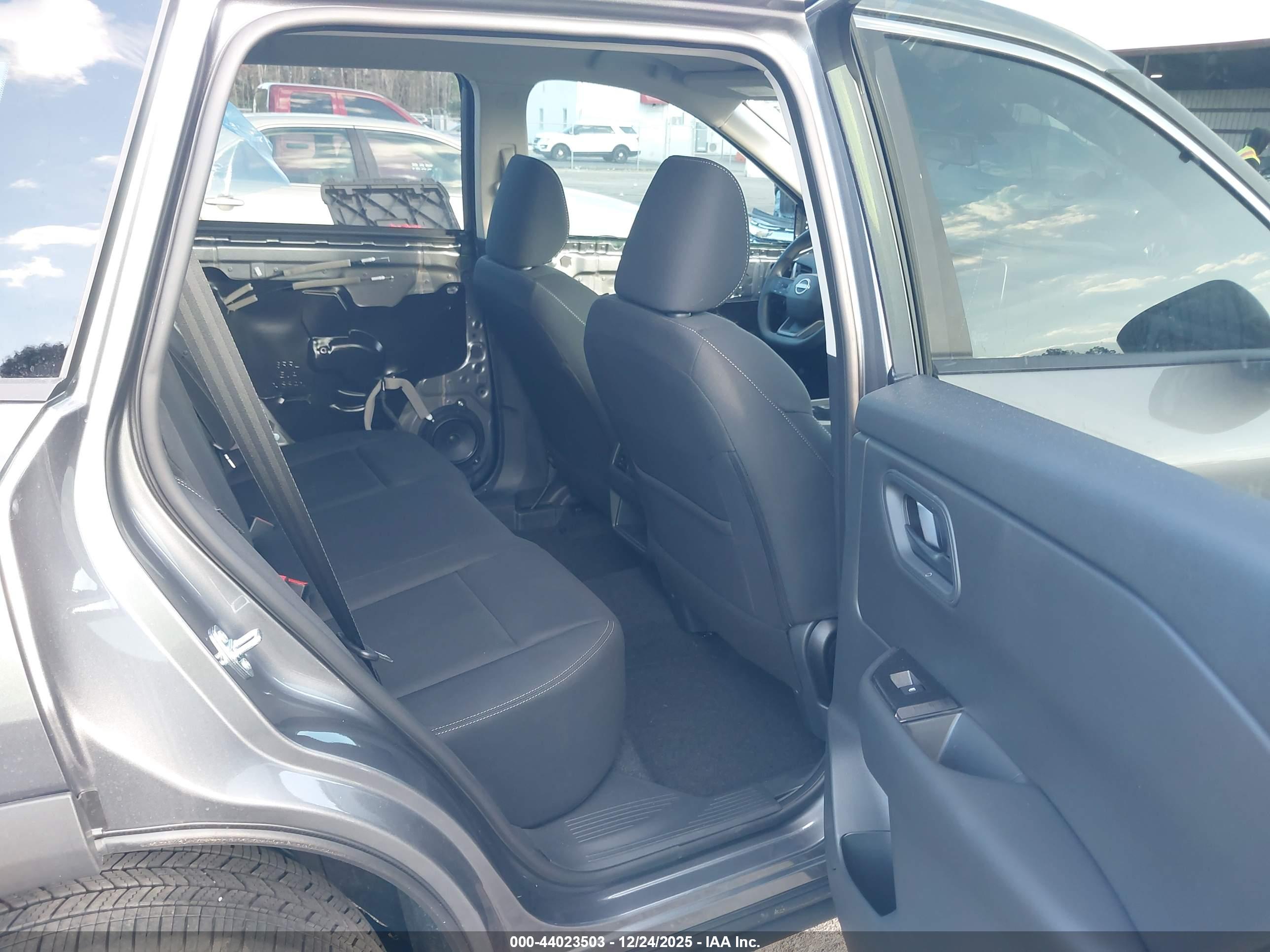 NISSAN ROGUE image 8