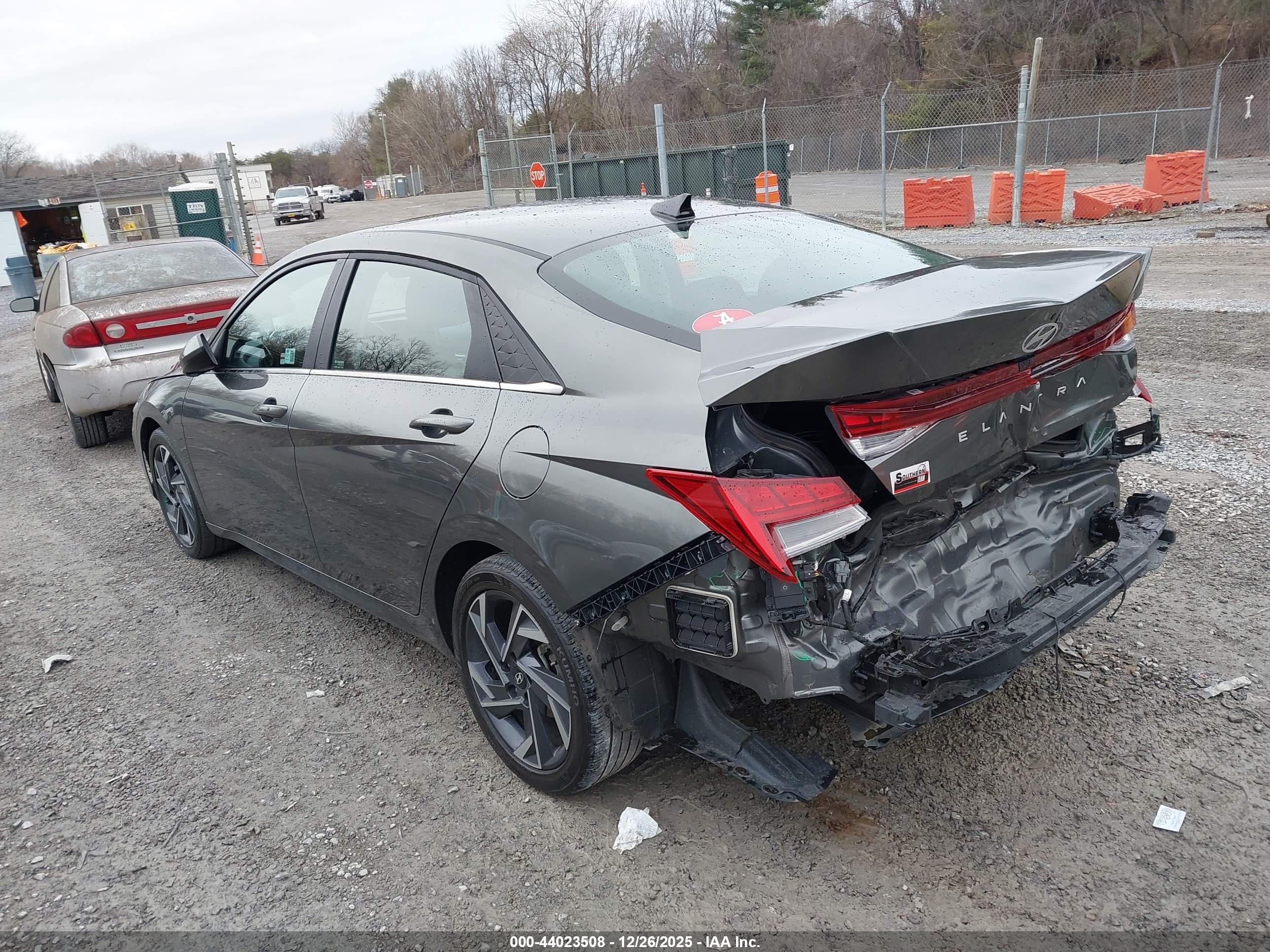 HYUNDAI ELANTRA image 3