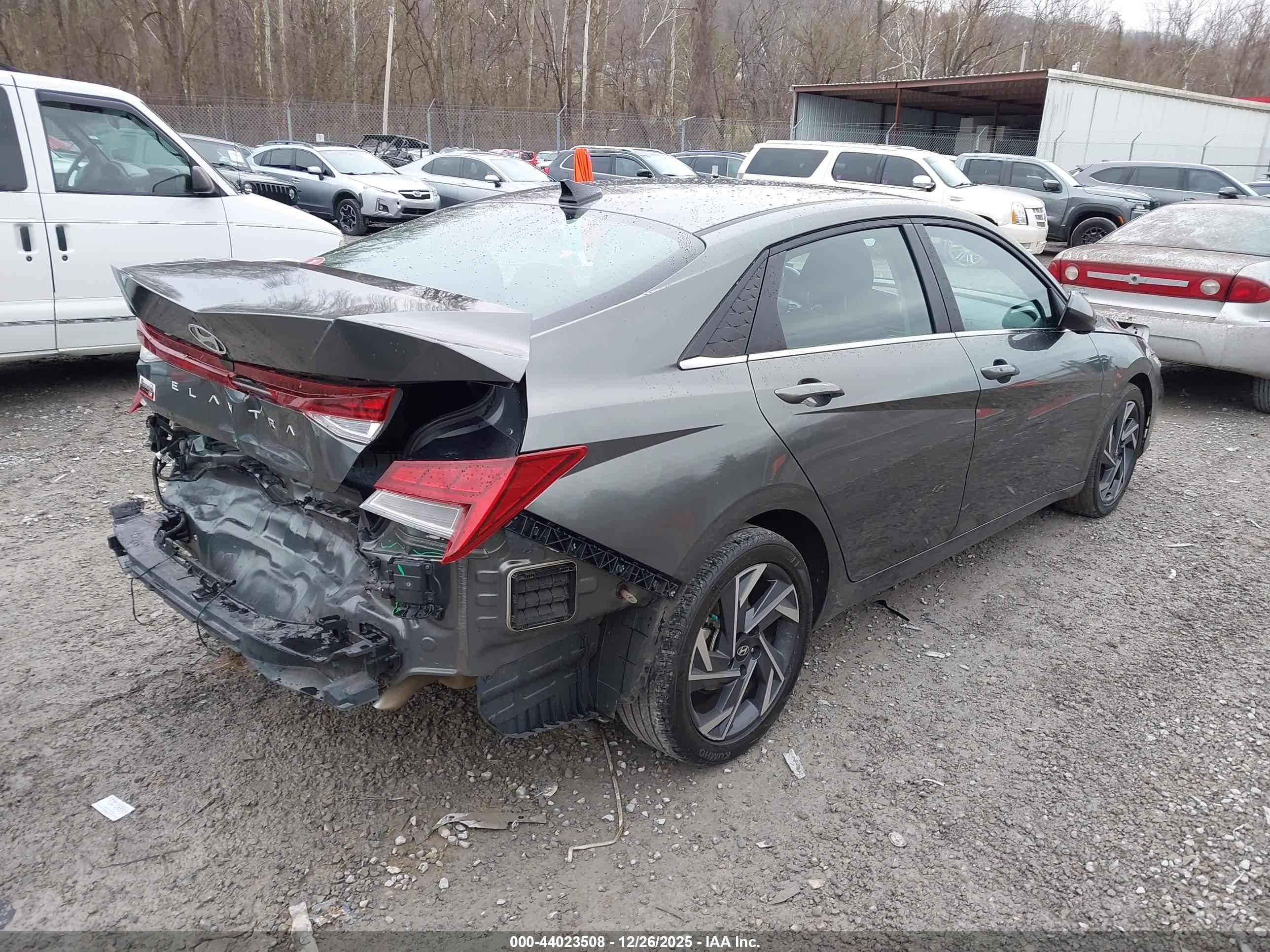 HYUNDAI ELANTRA image 4