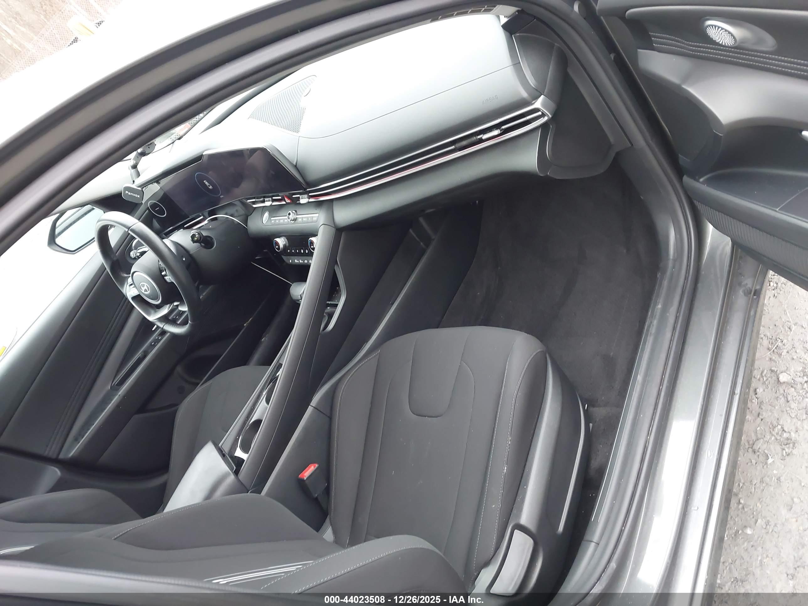 HYUNDAI ELANTRA image 5