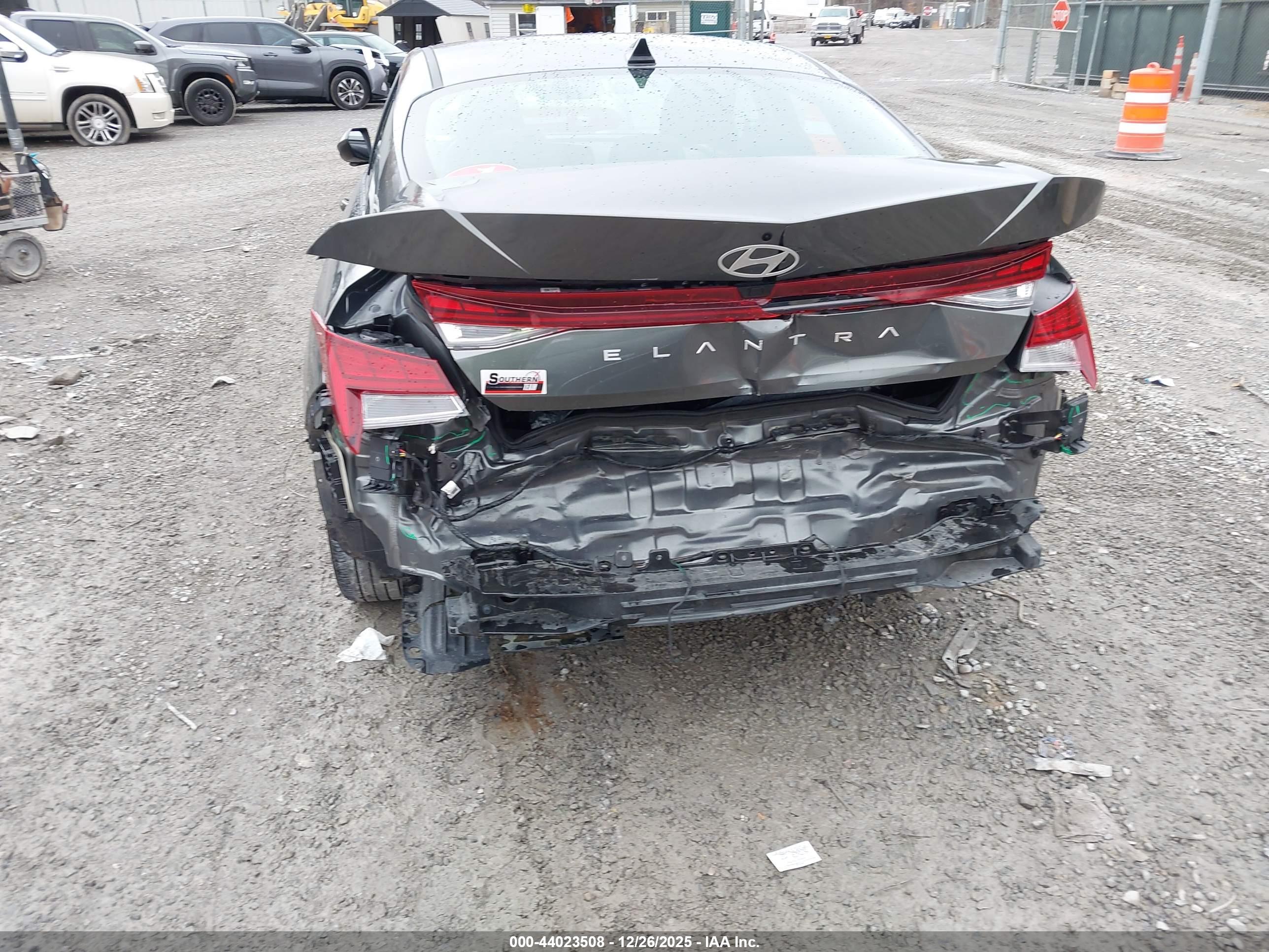 HYUNDAI ELANTRA image 6