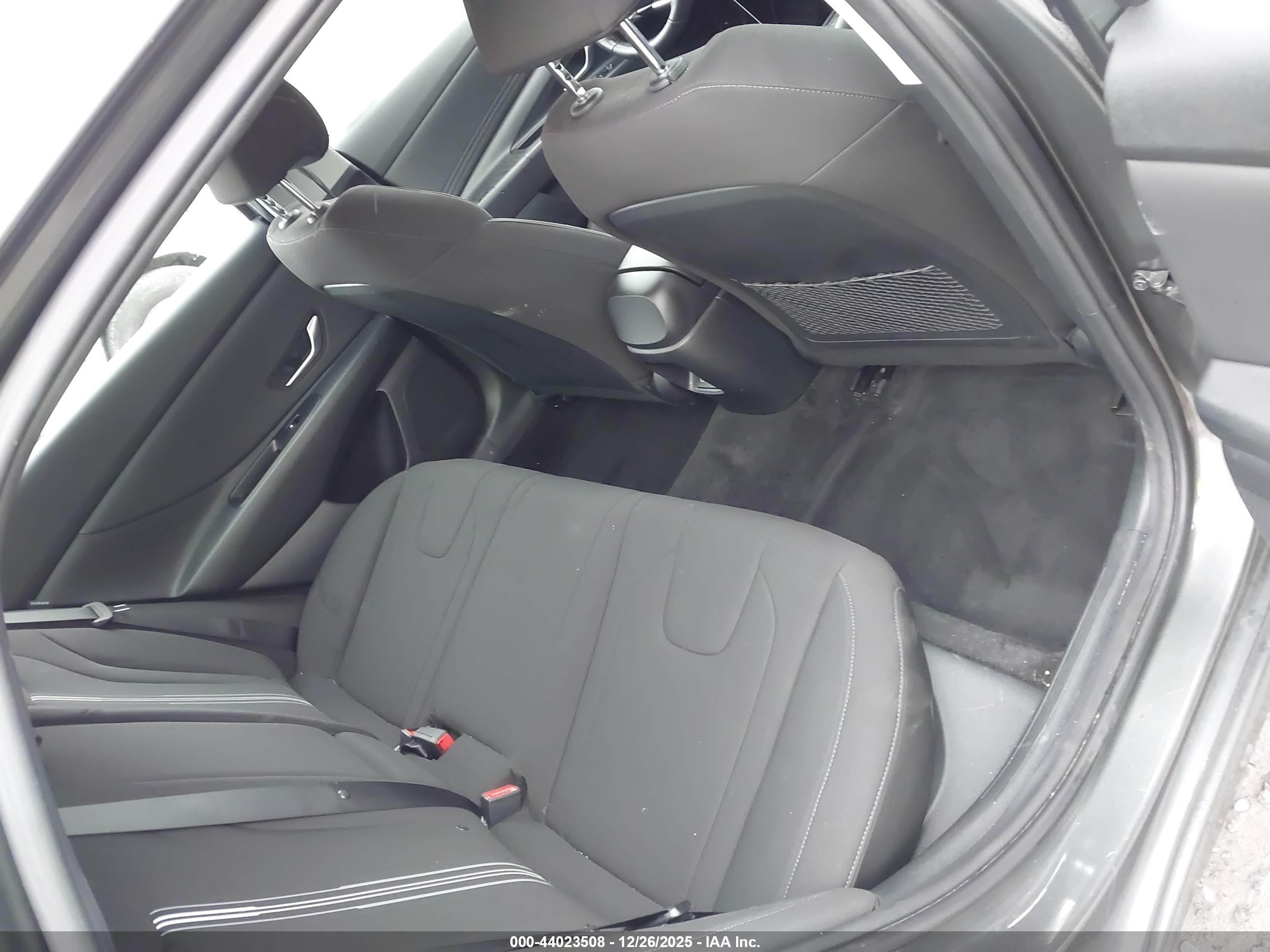 HYUNDAI ELANTRA image 8