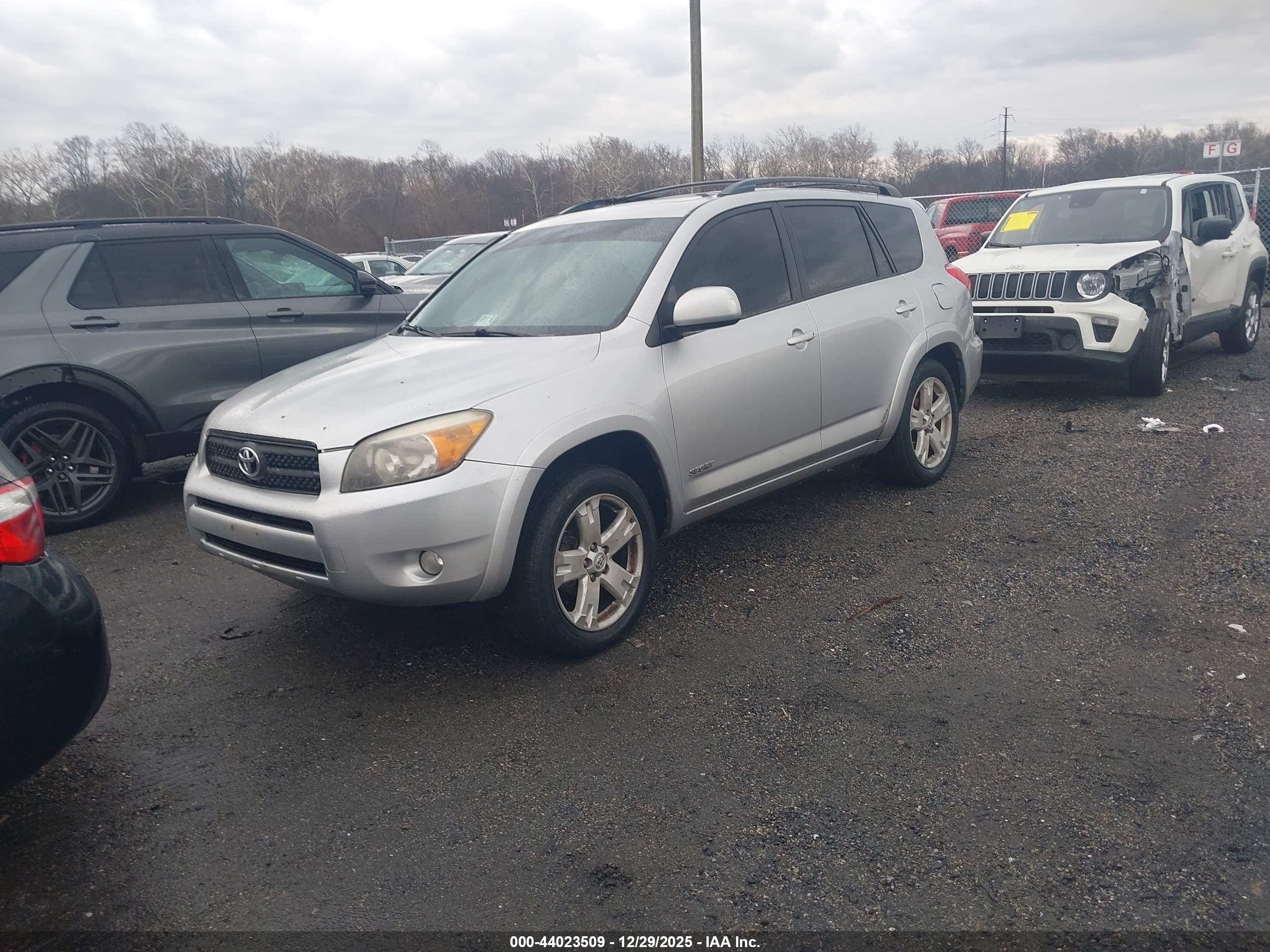 TOYOTA RAV4 image 2