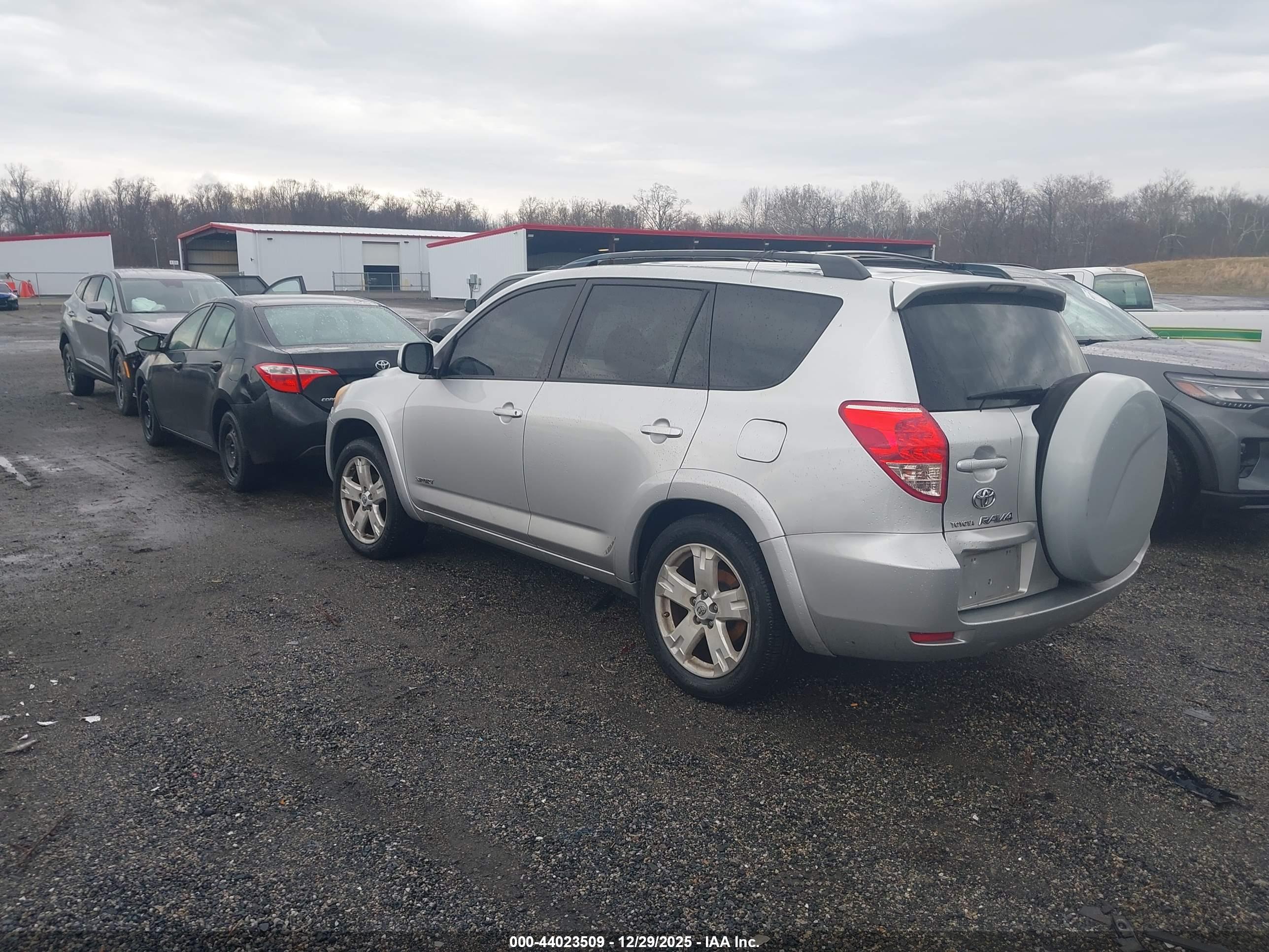 TOYOTA RAV4 image 3