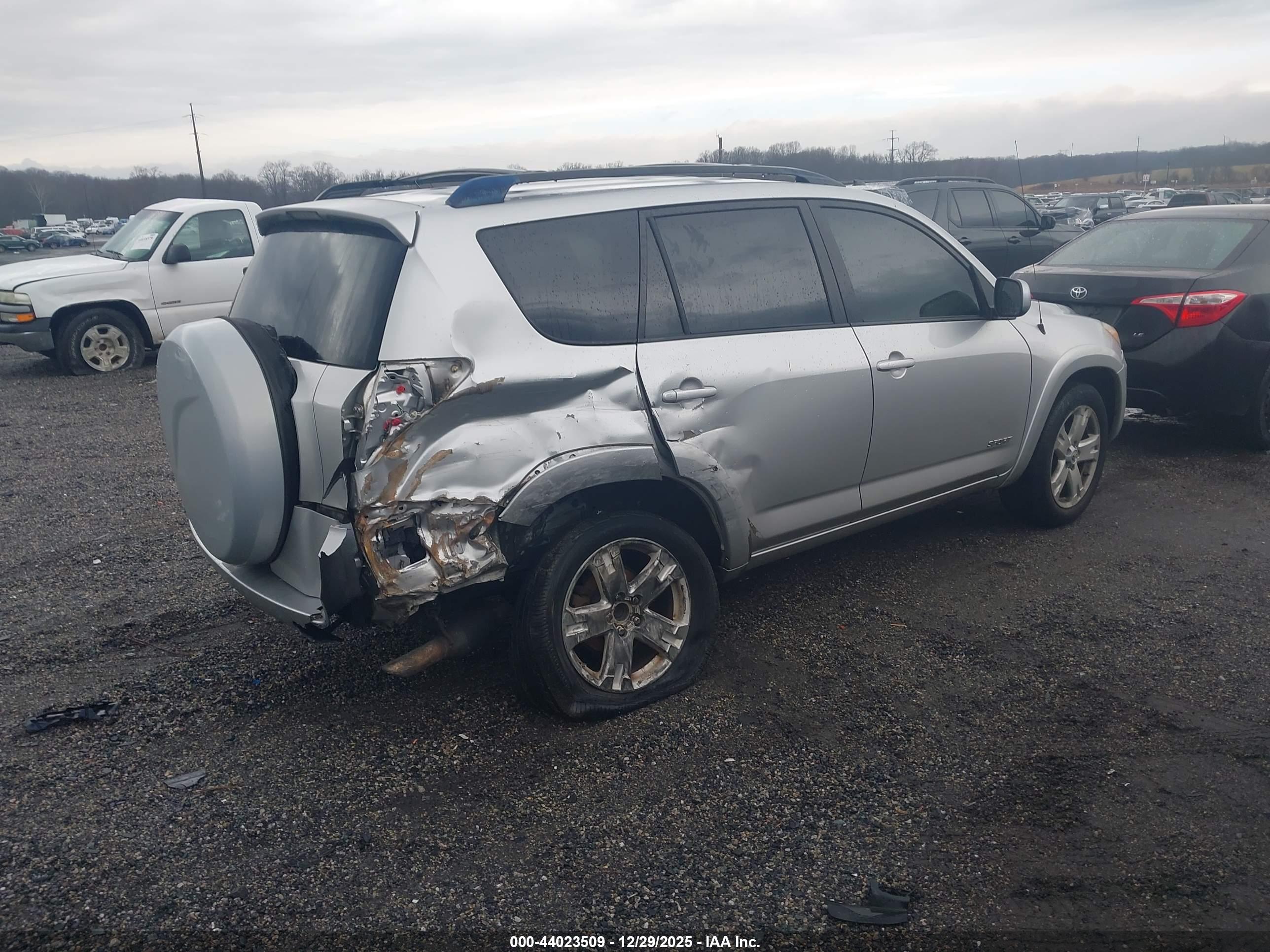 TOYOTA RAV4 image 4
