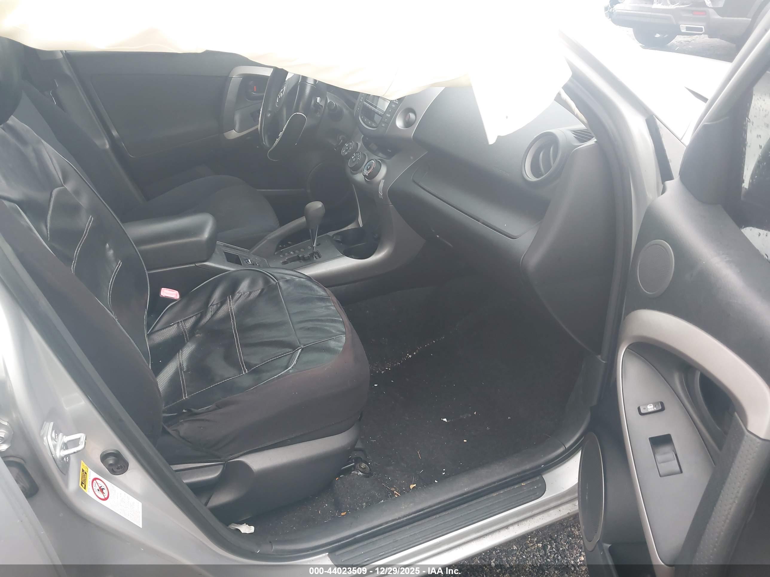 TOYOTA RAV4 image 5