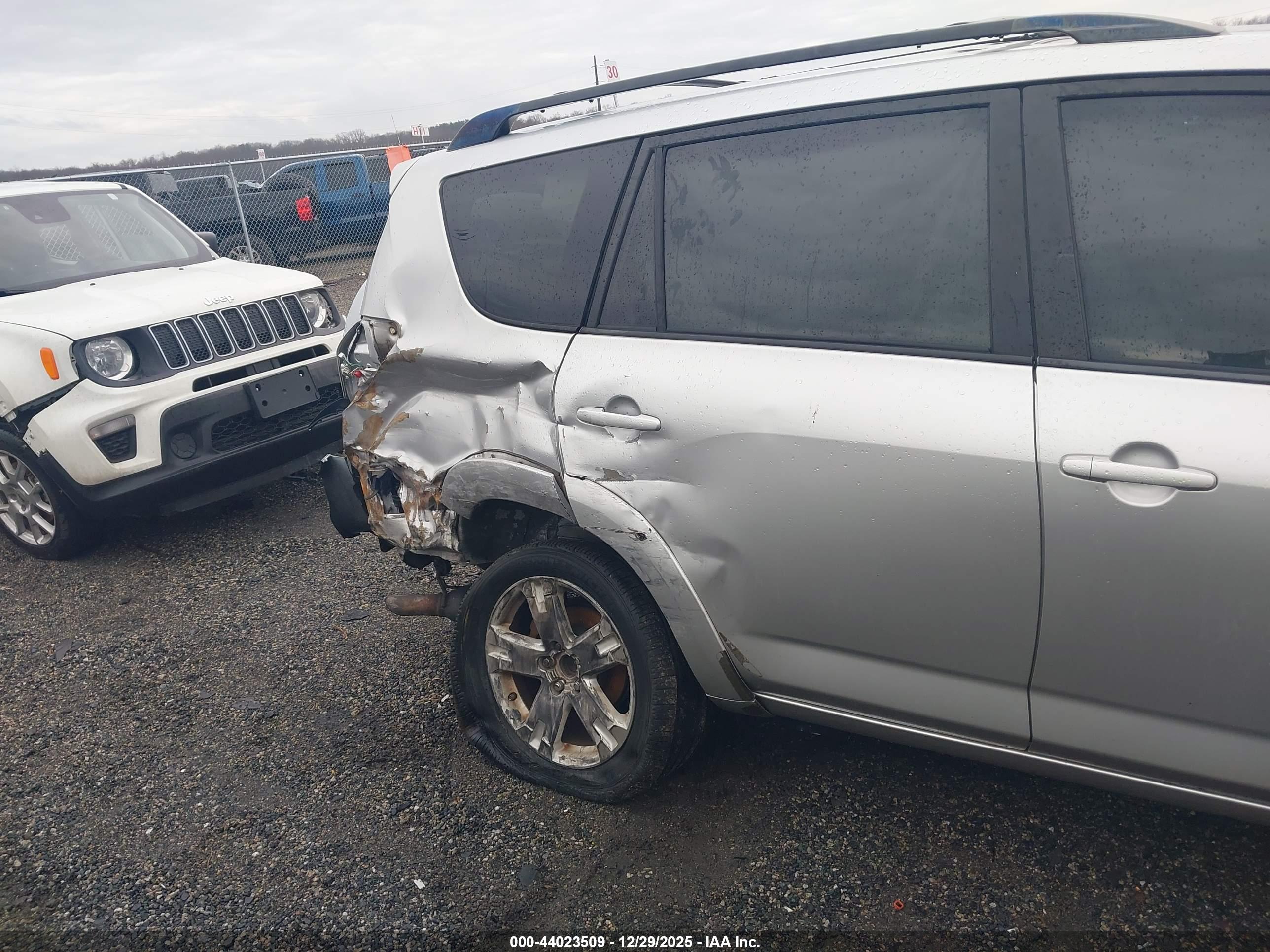 TOYOTA RAV4 image 6