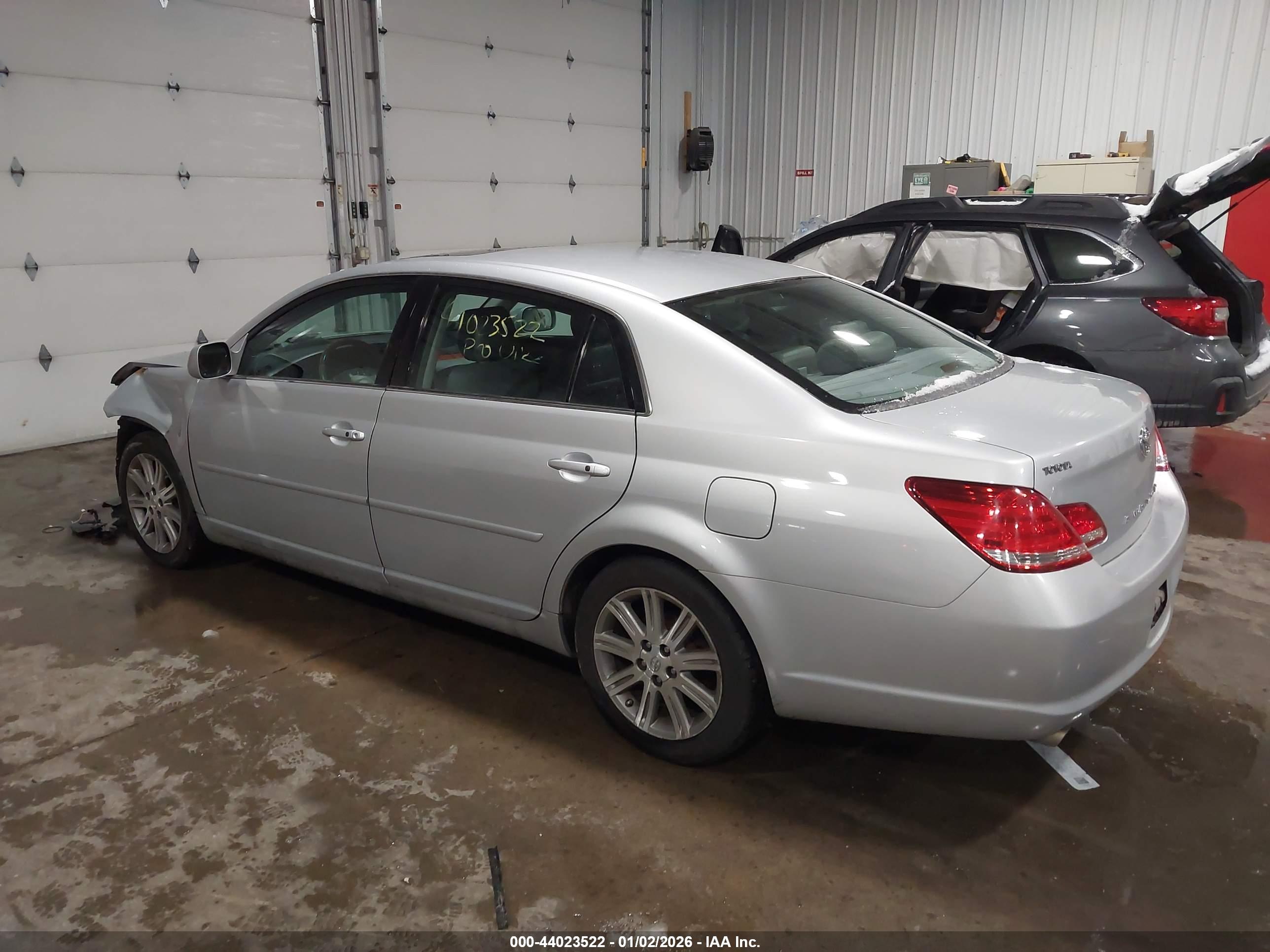 TOYOTA AVALON image 3